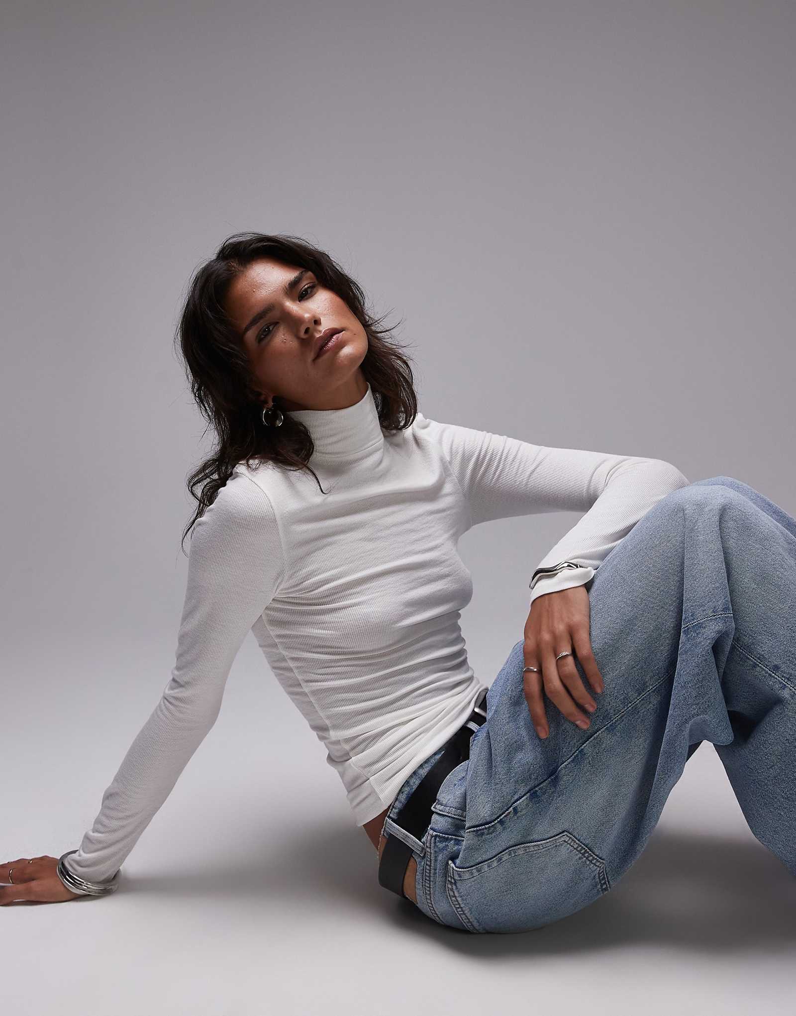 Топ премиум-класса Topshop с длинным рукавом и воронкообразным вырезом в рубчик цвета экрю 4690₽