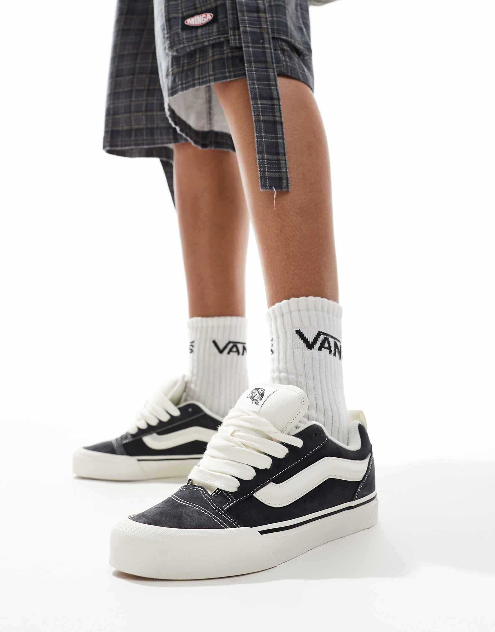 Кроссовки Vans Knu Skool из замши серого цвета 13890₽