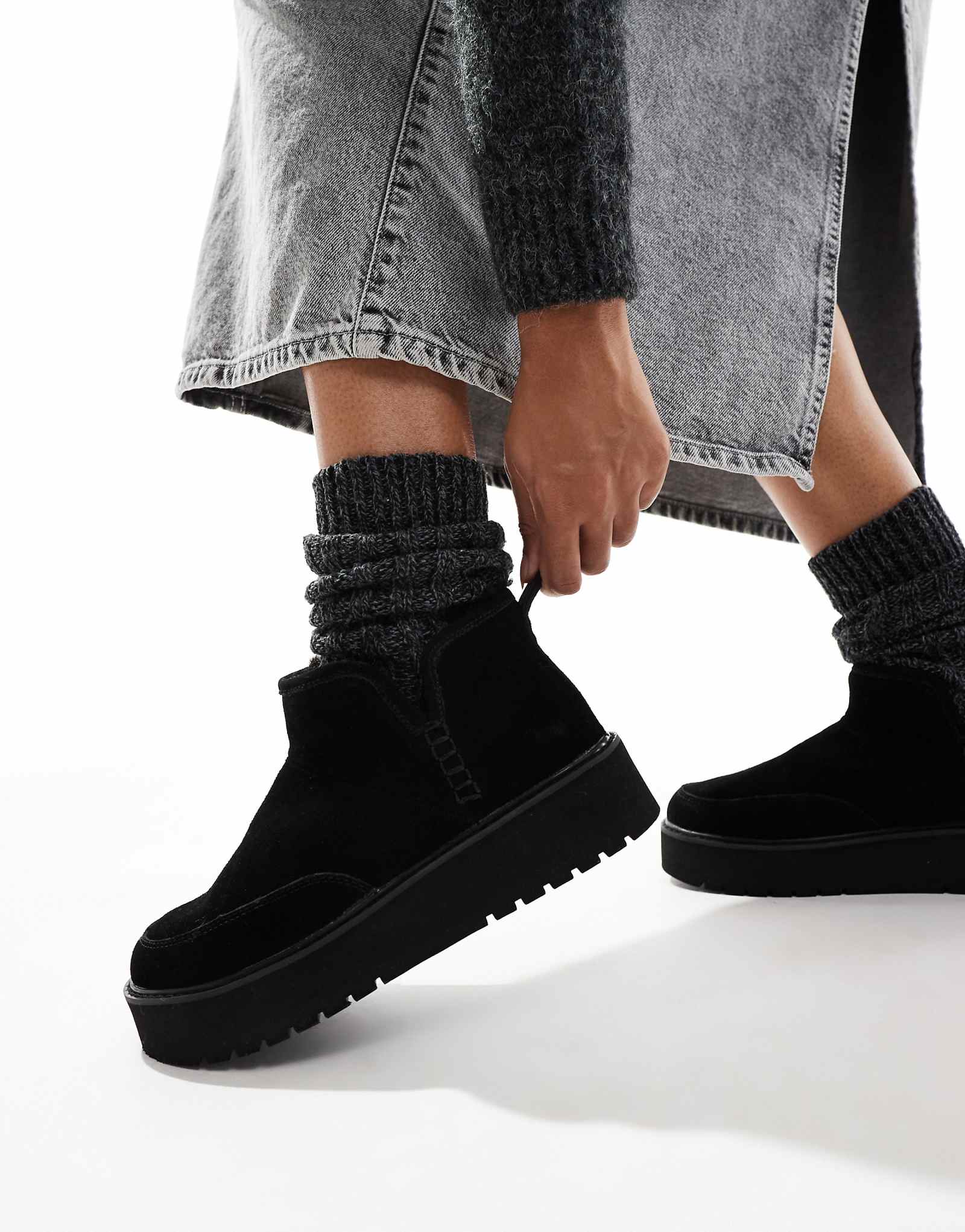 Пушистые сапоги Stradivarius на платформе черного цвета 10690₽