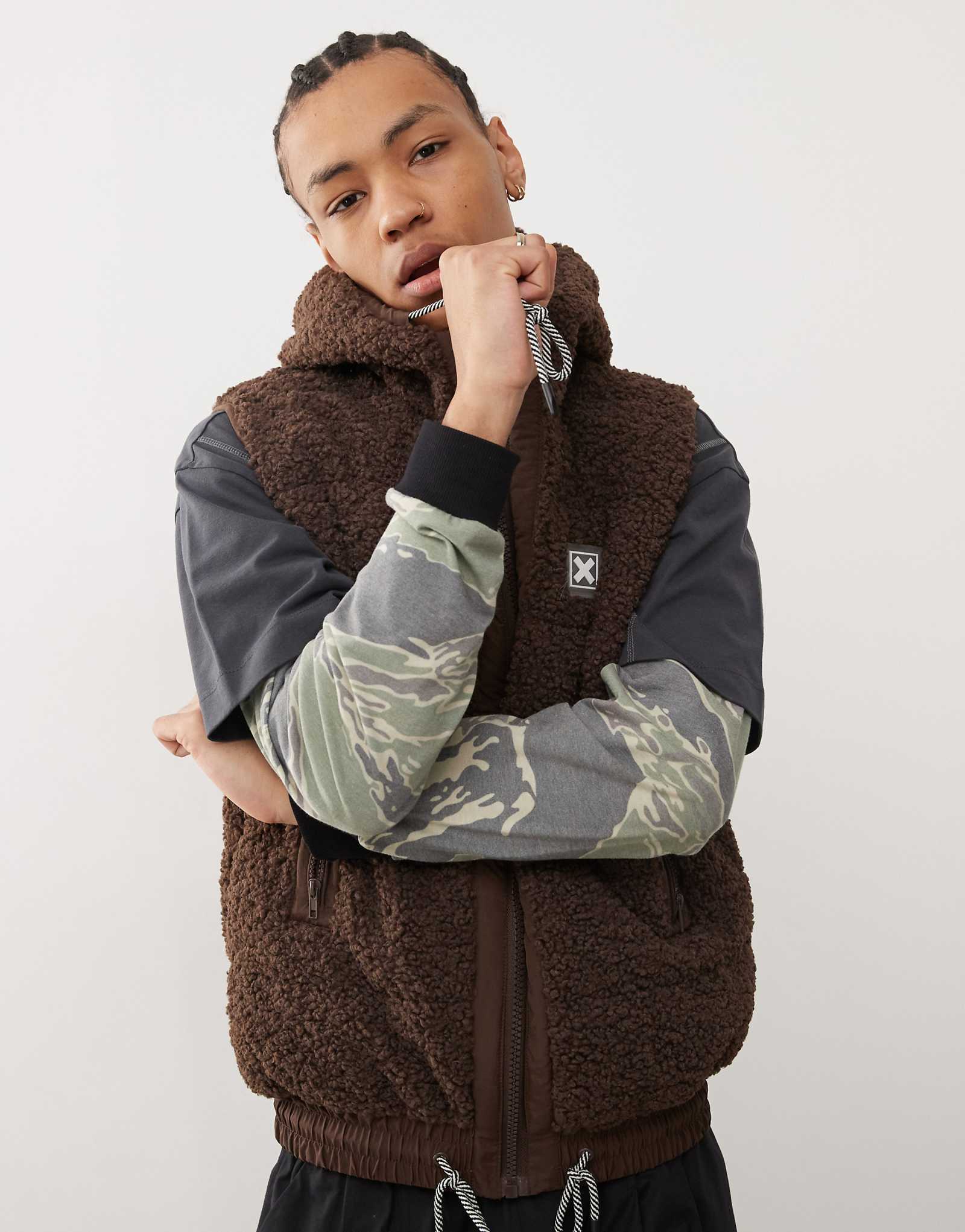 Жилет COLLUSION borg коричневого цвета 9890₽