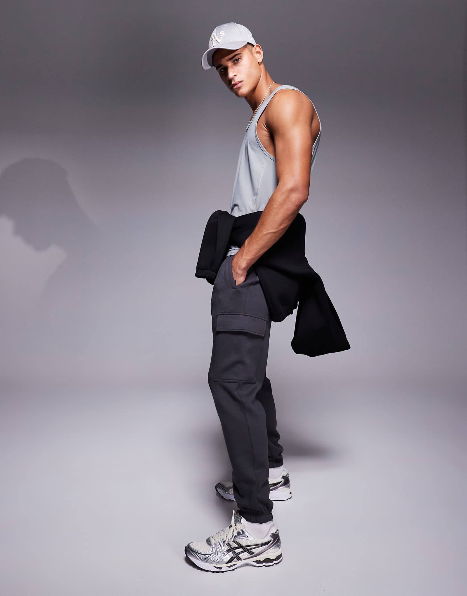 Спортивные брюки ASOS 4505 Icon training quick dry performance cargo цвета древесного угля 6990₽