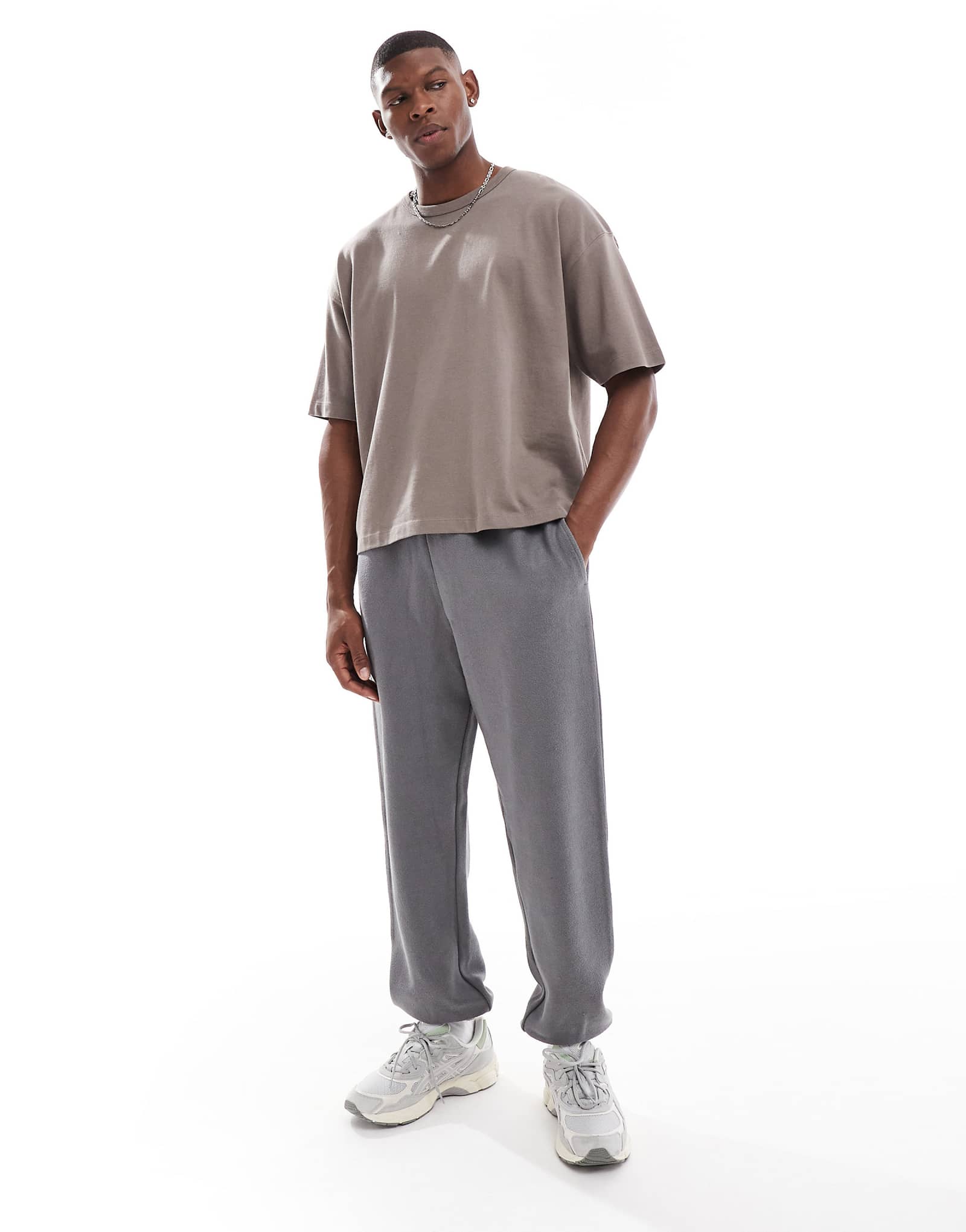 ДИЗАЙНЕРСКИЕ текстурированные спортивные брюки оверсайз от ASOS цвета древесного угля 5290₽