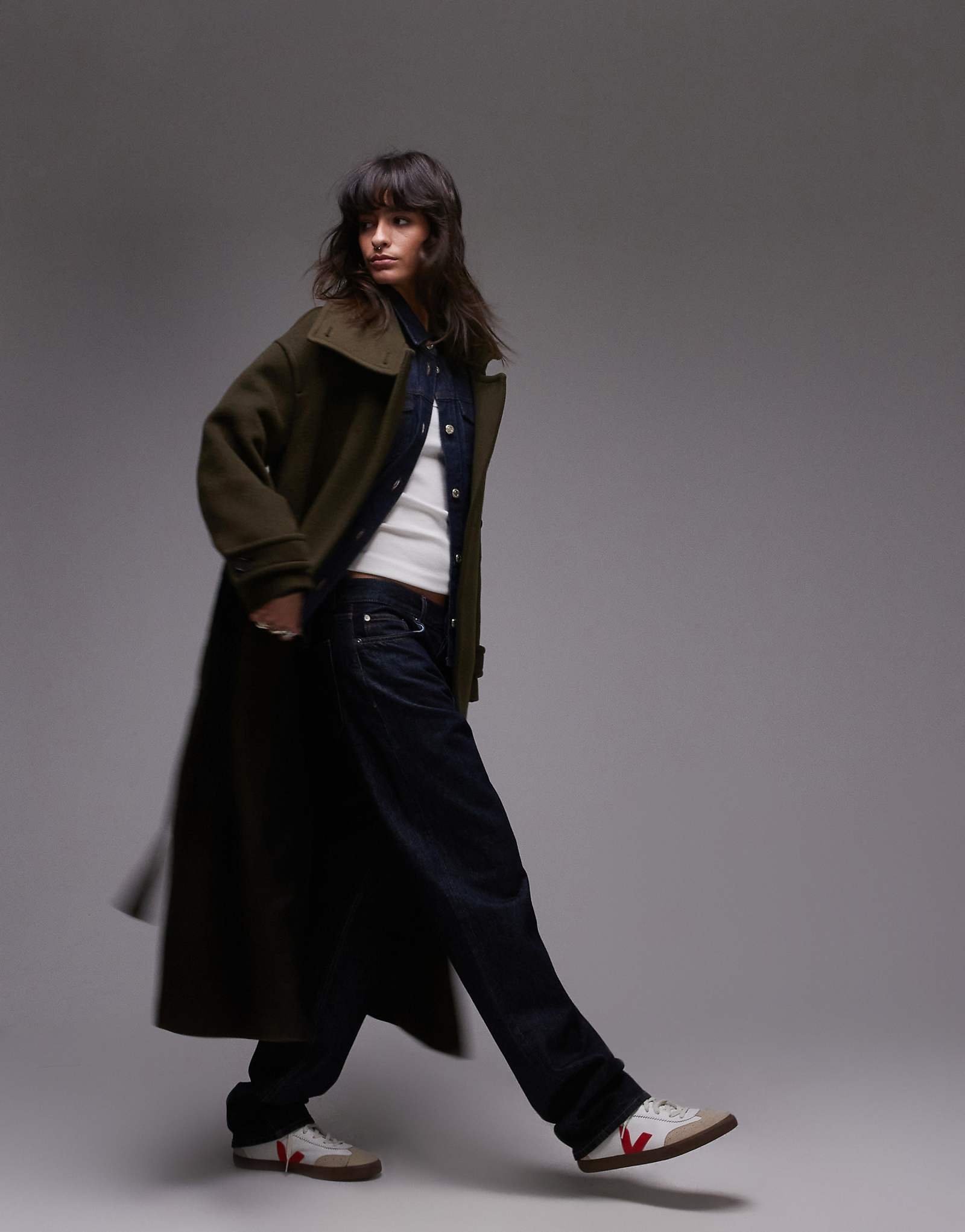 Шерстяной макси-тренч ARKET с поясом и разрезами по бокам цвета хаки 87990₽