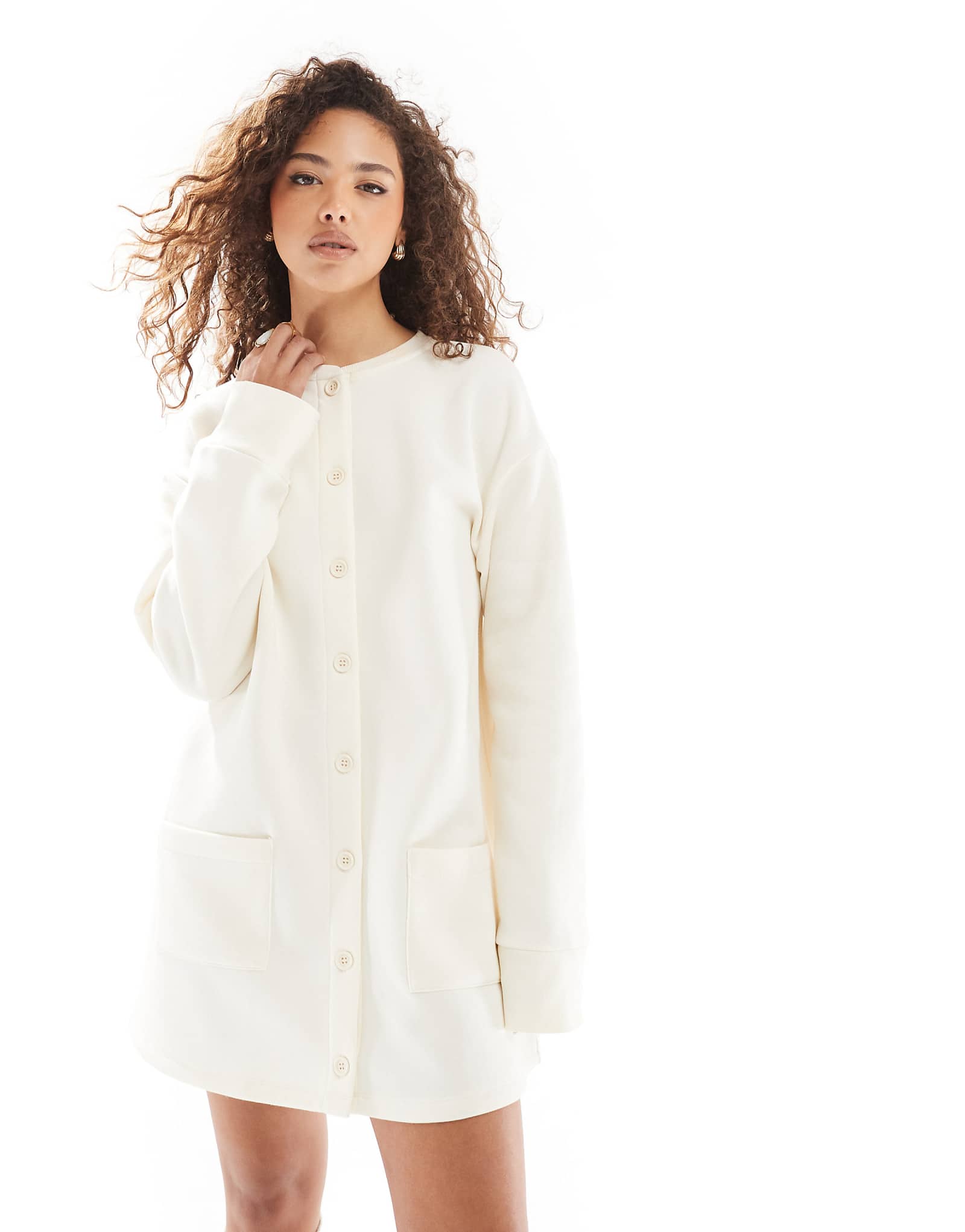 ДИЗАЙНЕРСКОЕ мини-платье-толстовка с длинным рукавом на пуговицах кремового цвета от ASOS DESIGN 7290₽