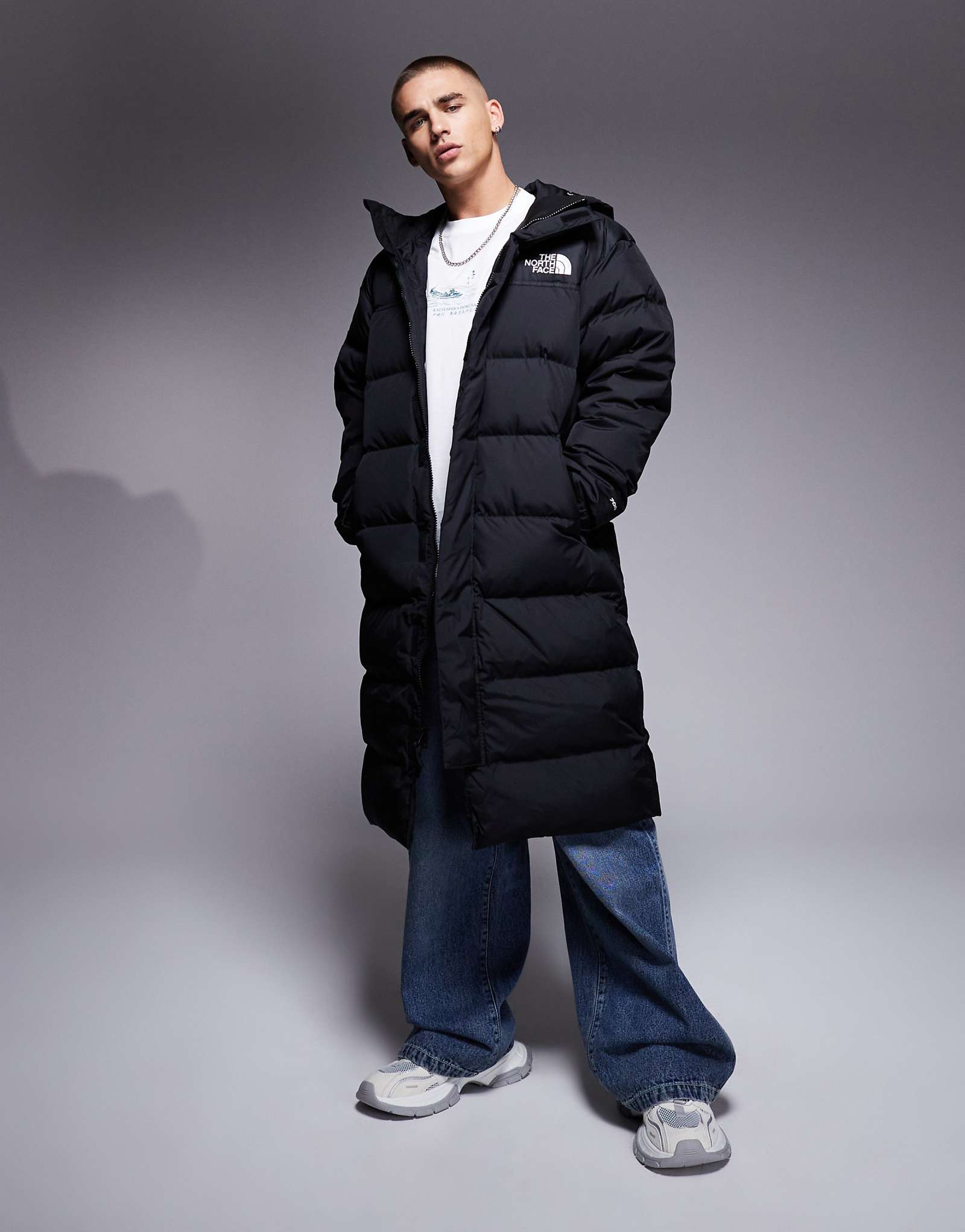 Длинная пуховая куртка с капюшоном The North Face Nuptse черного цвета 91890₽