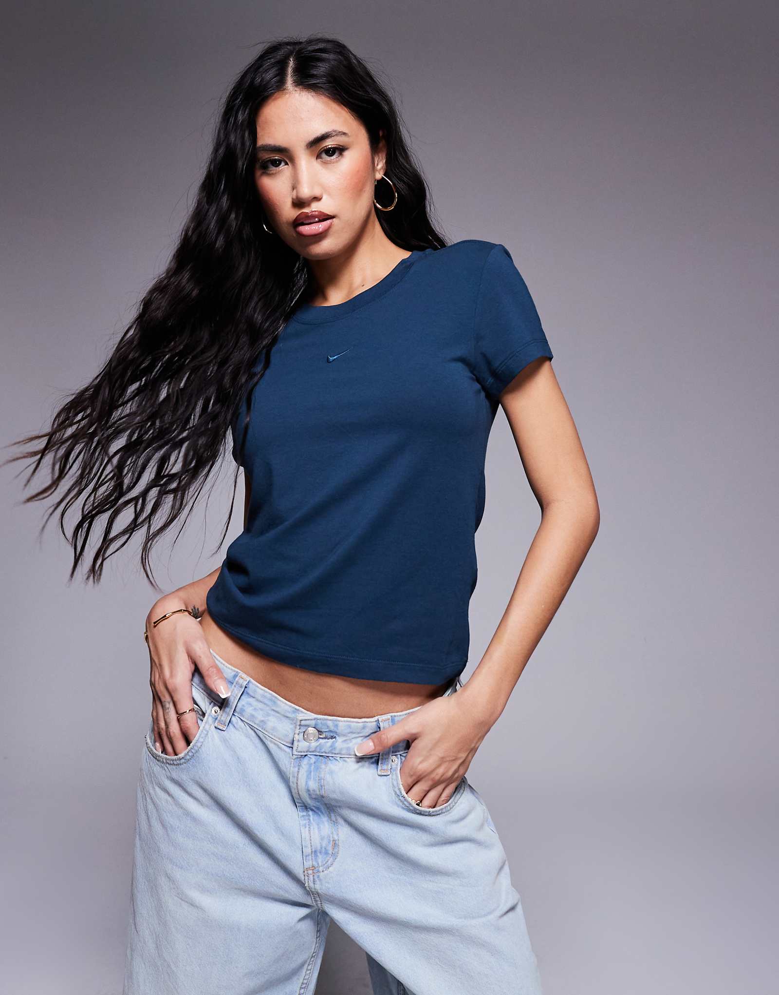 Укороченная футболка Nike Chill темно-синего цвета 6090₽