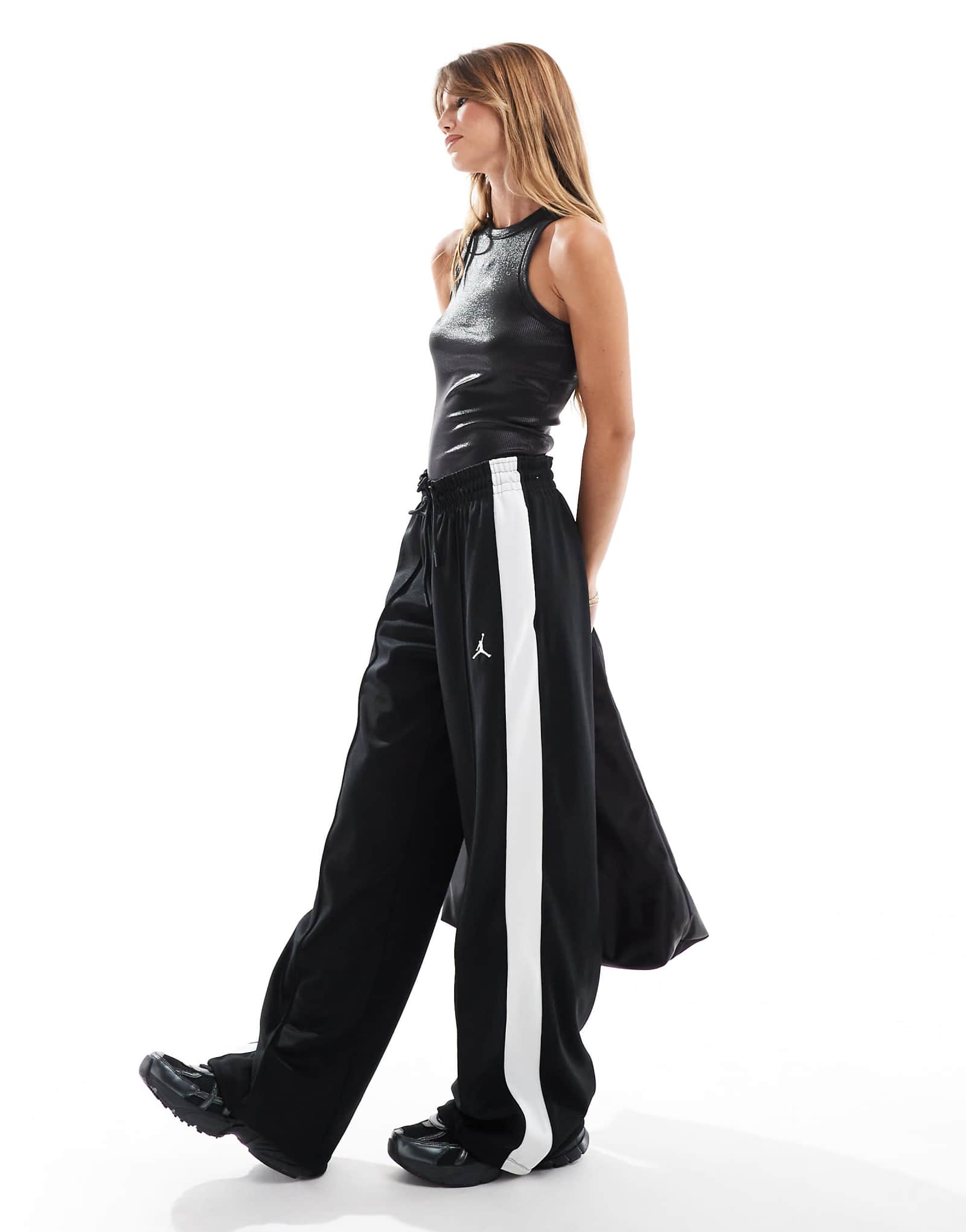 Трикотажные широкие спортивные брюки Nike Air Jordan черного цвета 13790₽