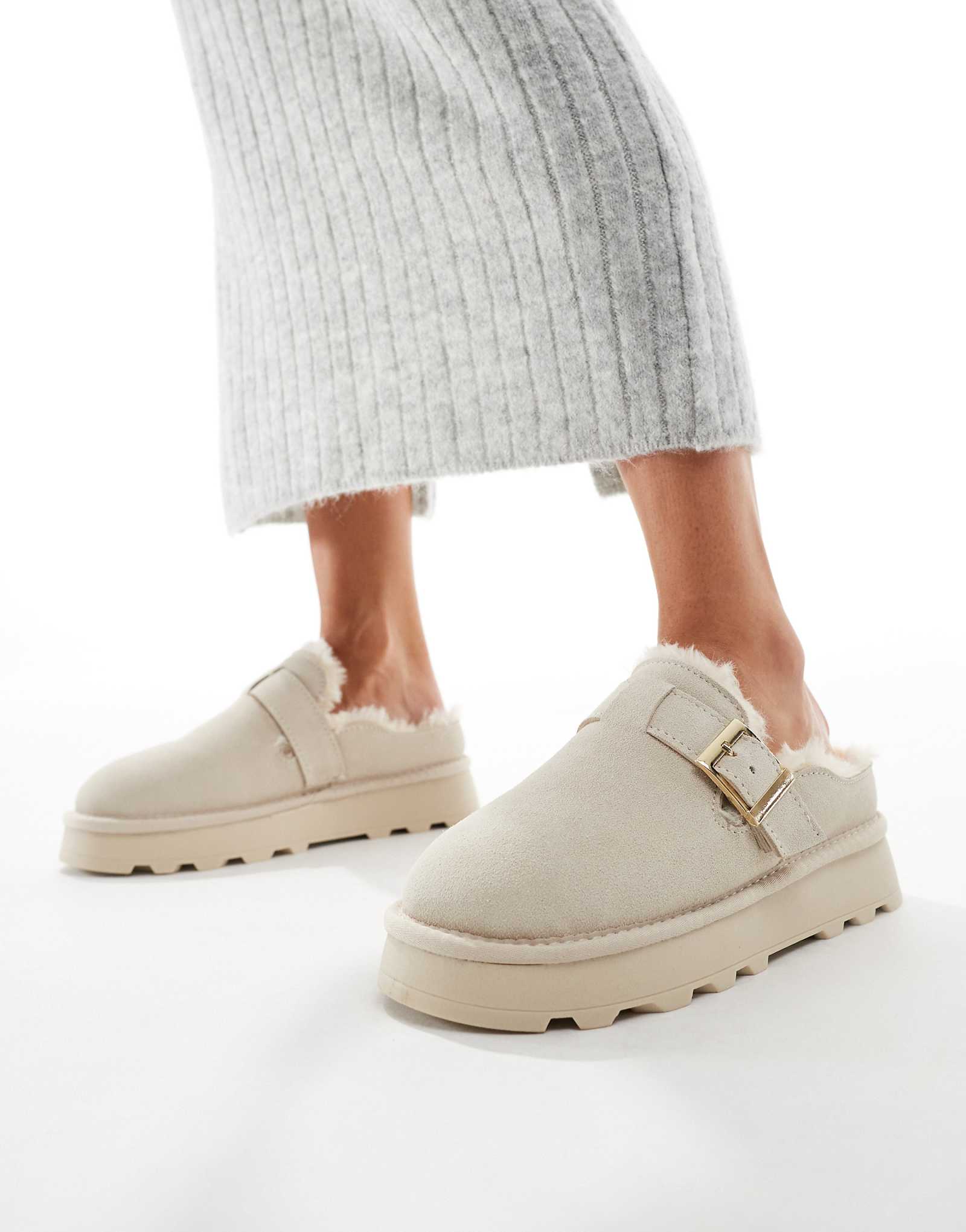 Мюли с пряжками из натуральной овечьей кожи на Южном пляже кремового цвета 19590₽