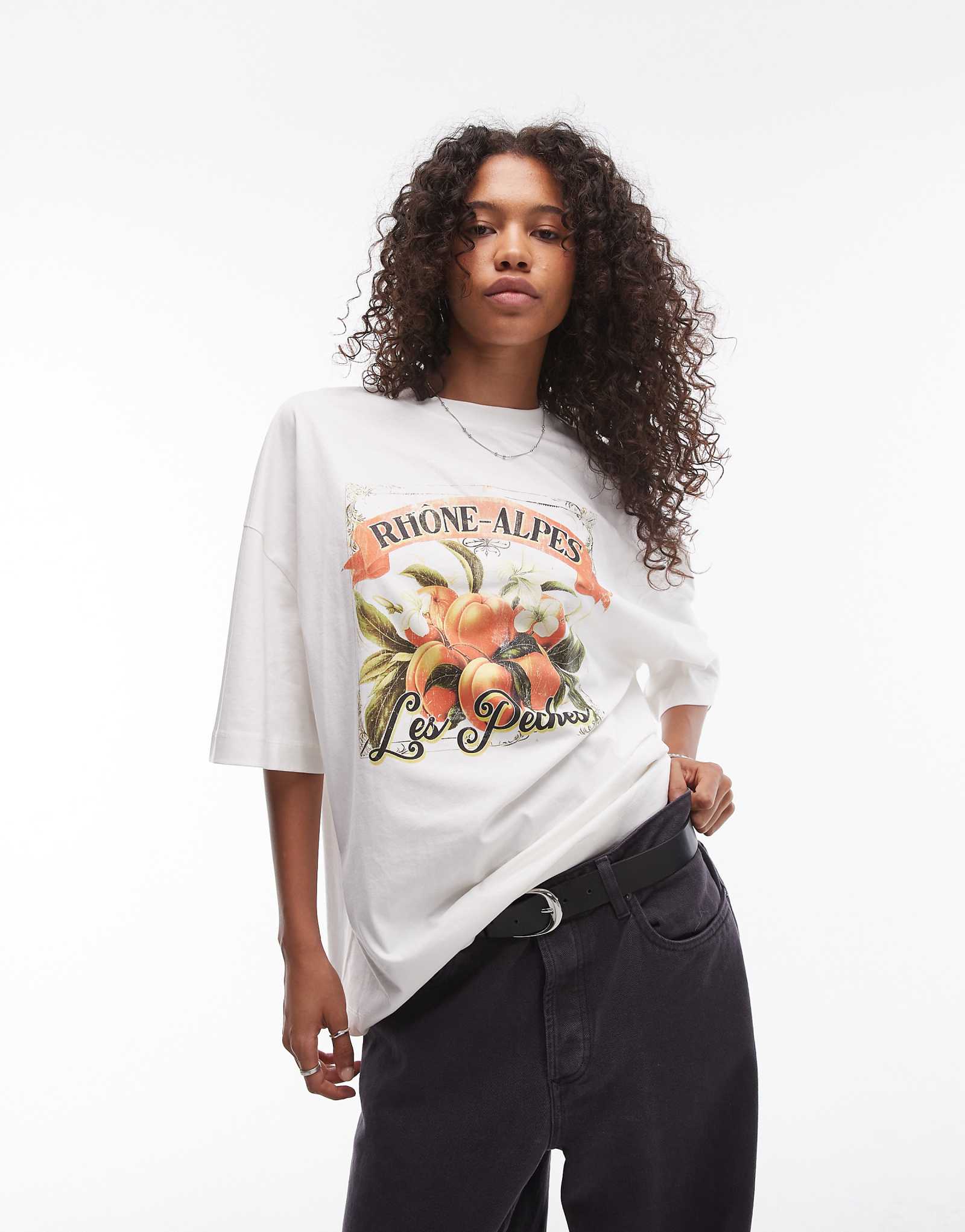 Объемная футболка Topshop graphic les peaches кремового цвета 5690₽