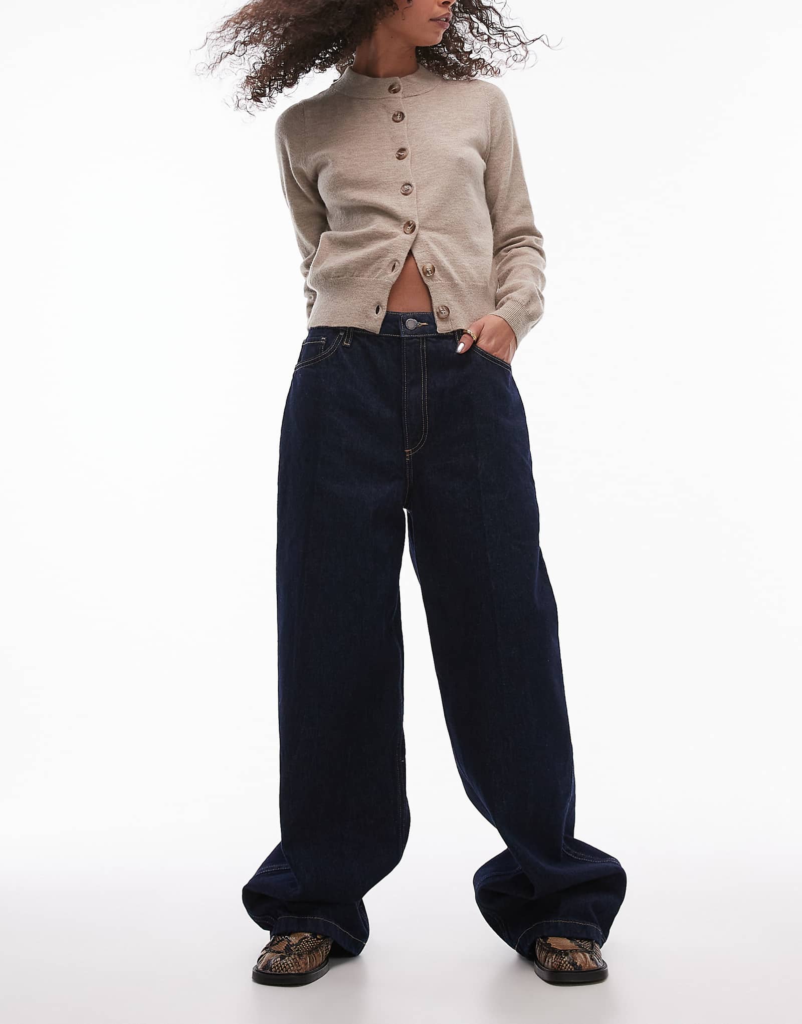 Джинсы Mango Capsule с прямыми штанинами из жесткого денима темно-синего цвета 14690₽