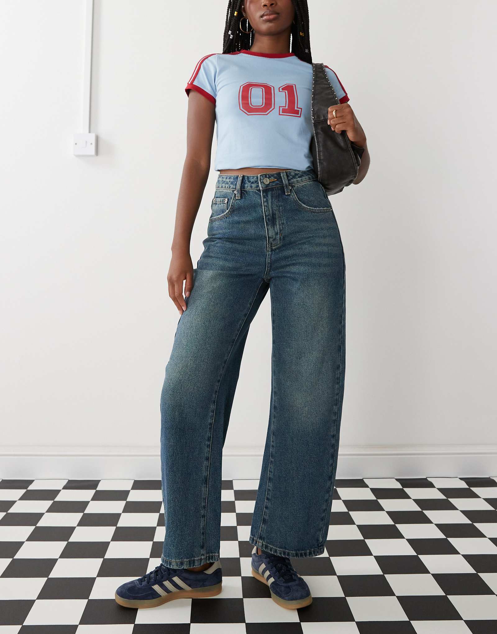 Джинсы-бочкообразки Urban Revivo средне-синего цвета 10890₽