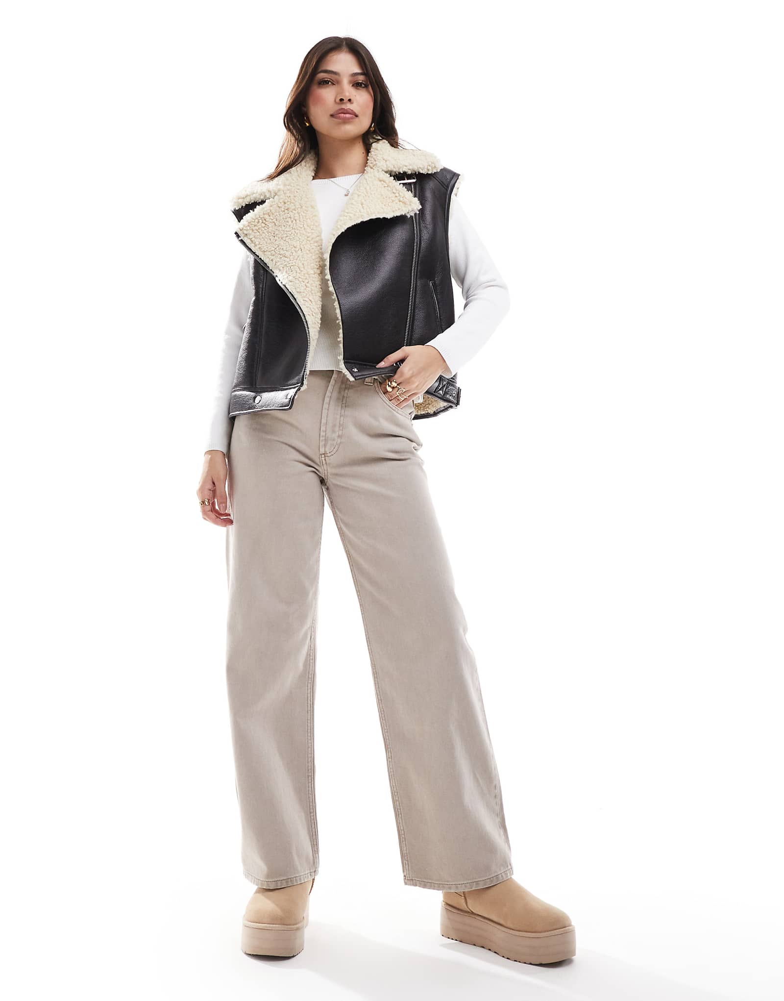 Жилет с отделкой из искусственной овечьей шерсти Pull-Bear темно-коричневого цвета 10590₽