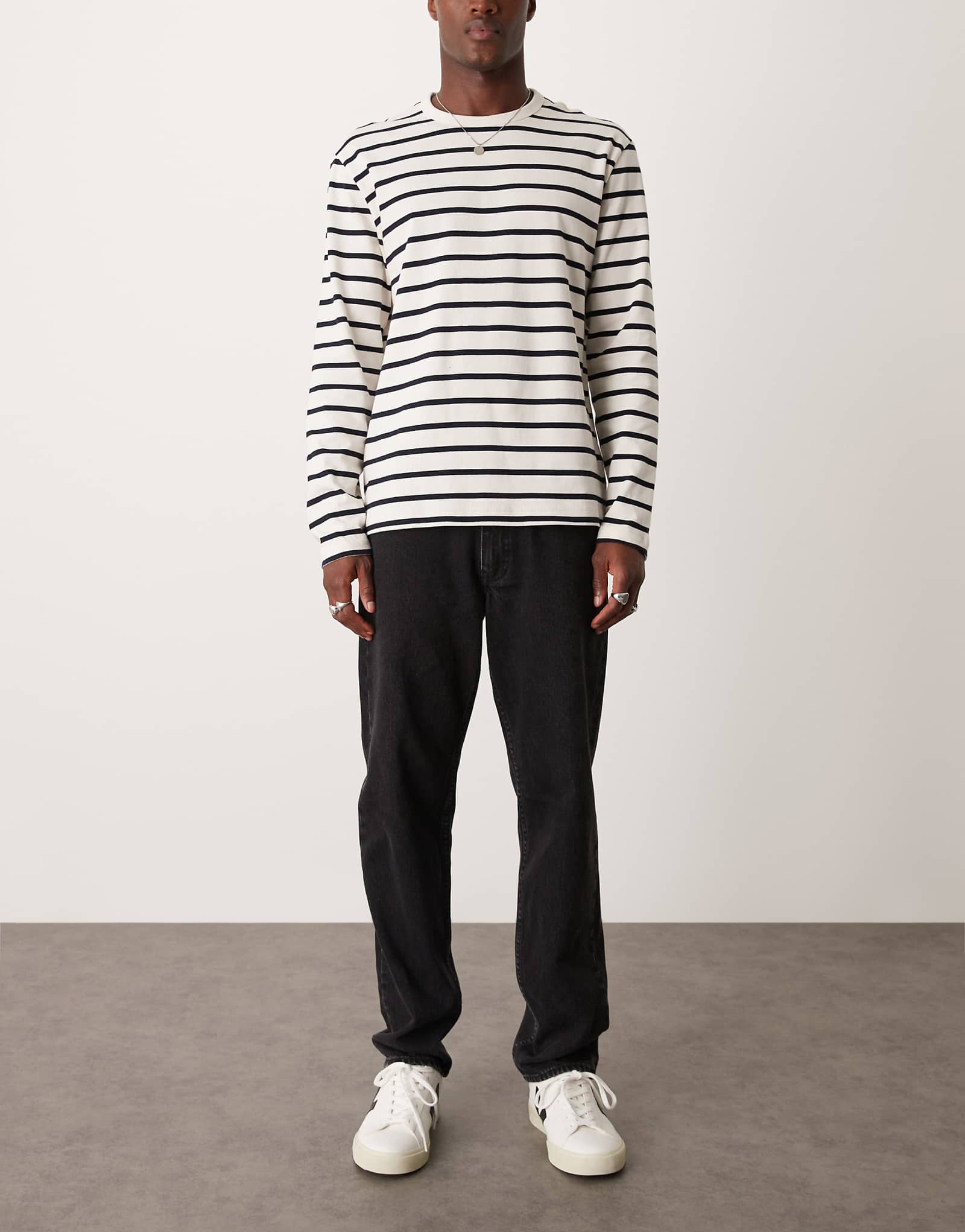 Джинсы прямого кроя Mango черного цвета застиранные 12090₽