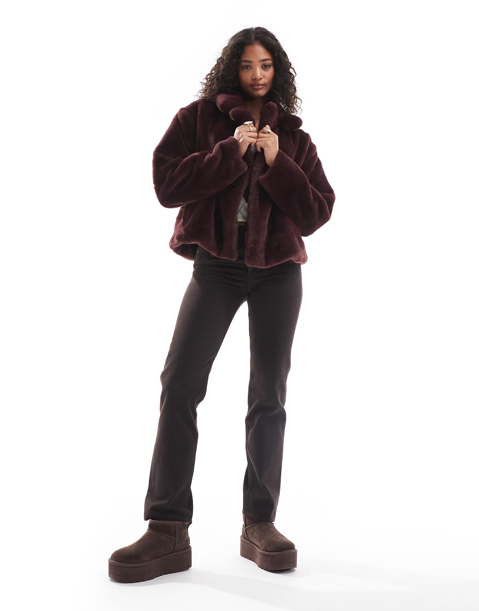 Объемное пальто из искусственного меха Pull-Bear бордового цвета 5690₽