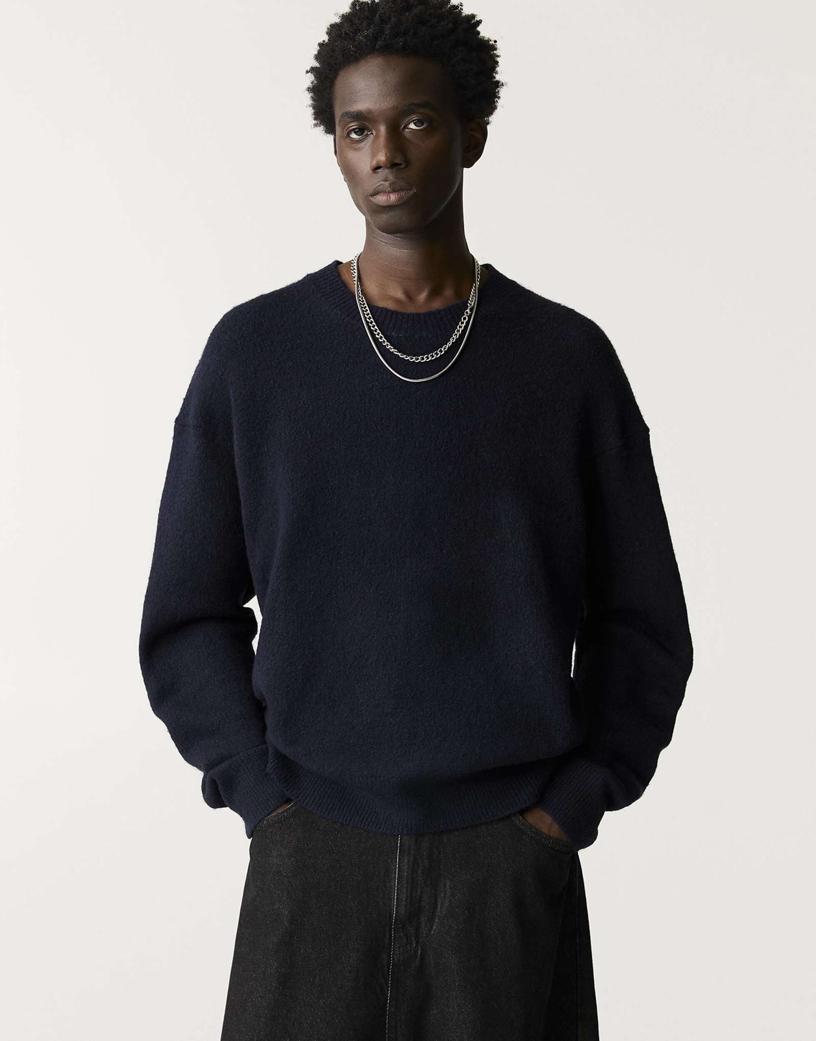 Пушистый вязаный свитер Pull-Bear Black Label темно-синего цвета 7190₽