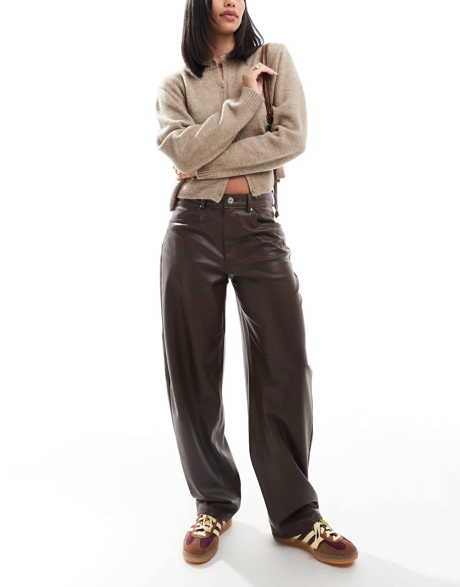 Прямые брюки из искусственной кожи Pull-Bear коричневого цвета 8490₽