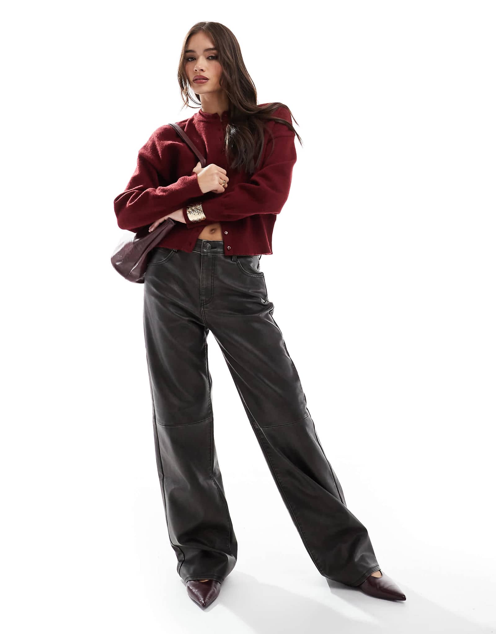 Брюки из искусственной кожи с прямыми штанинами Pull-Bear черного цвета выстиранные 7590₽