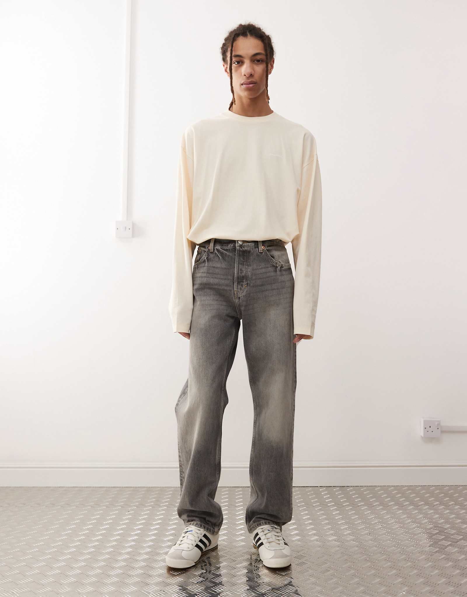 Джинсы свободного кроя с прямыми штанинами в стиле canyon серого цвета выстиранные в будний день 10690₽