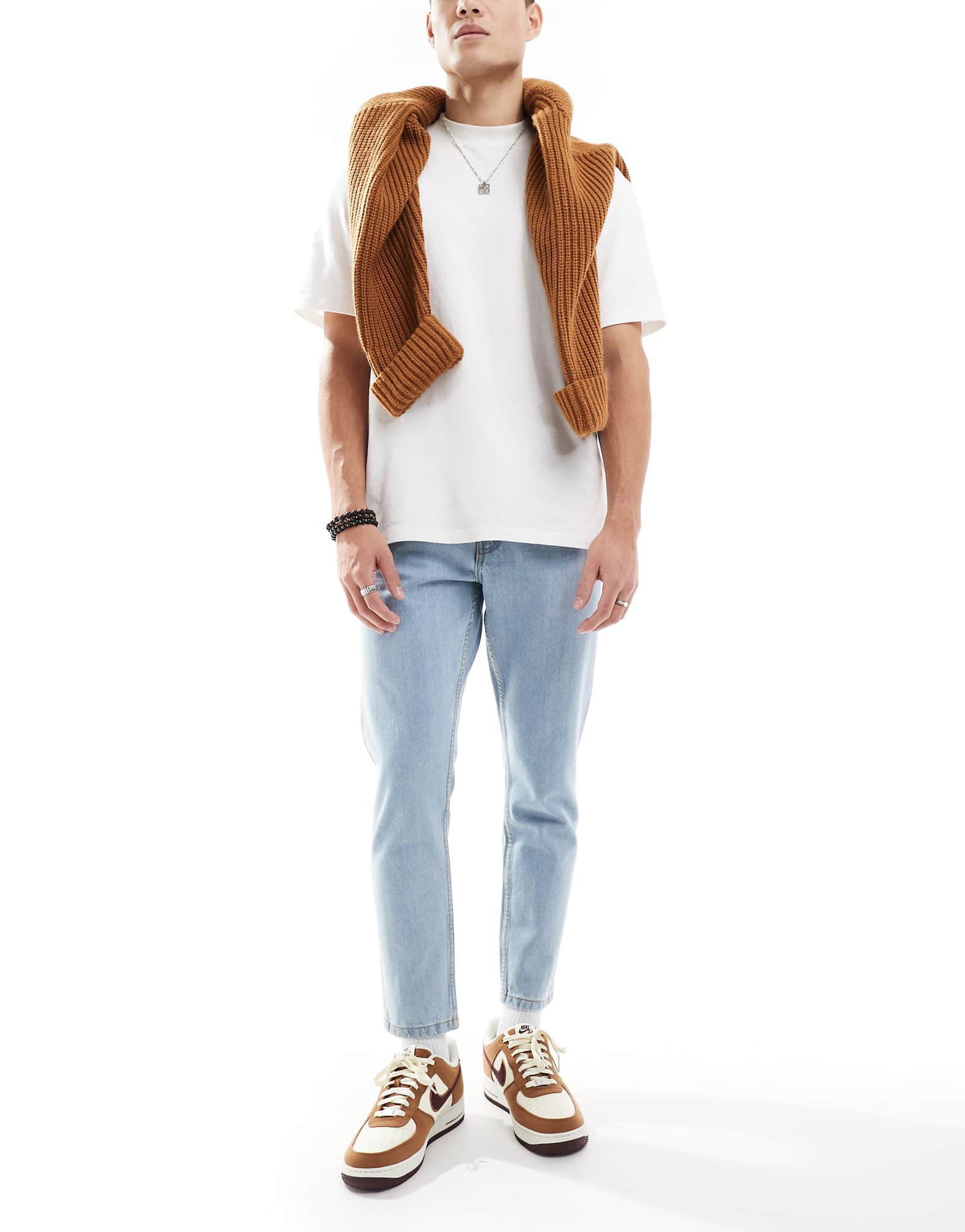 Жесткие укороченные джинсы зауженного кроя DTT светло-голубого цвета 4890₽