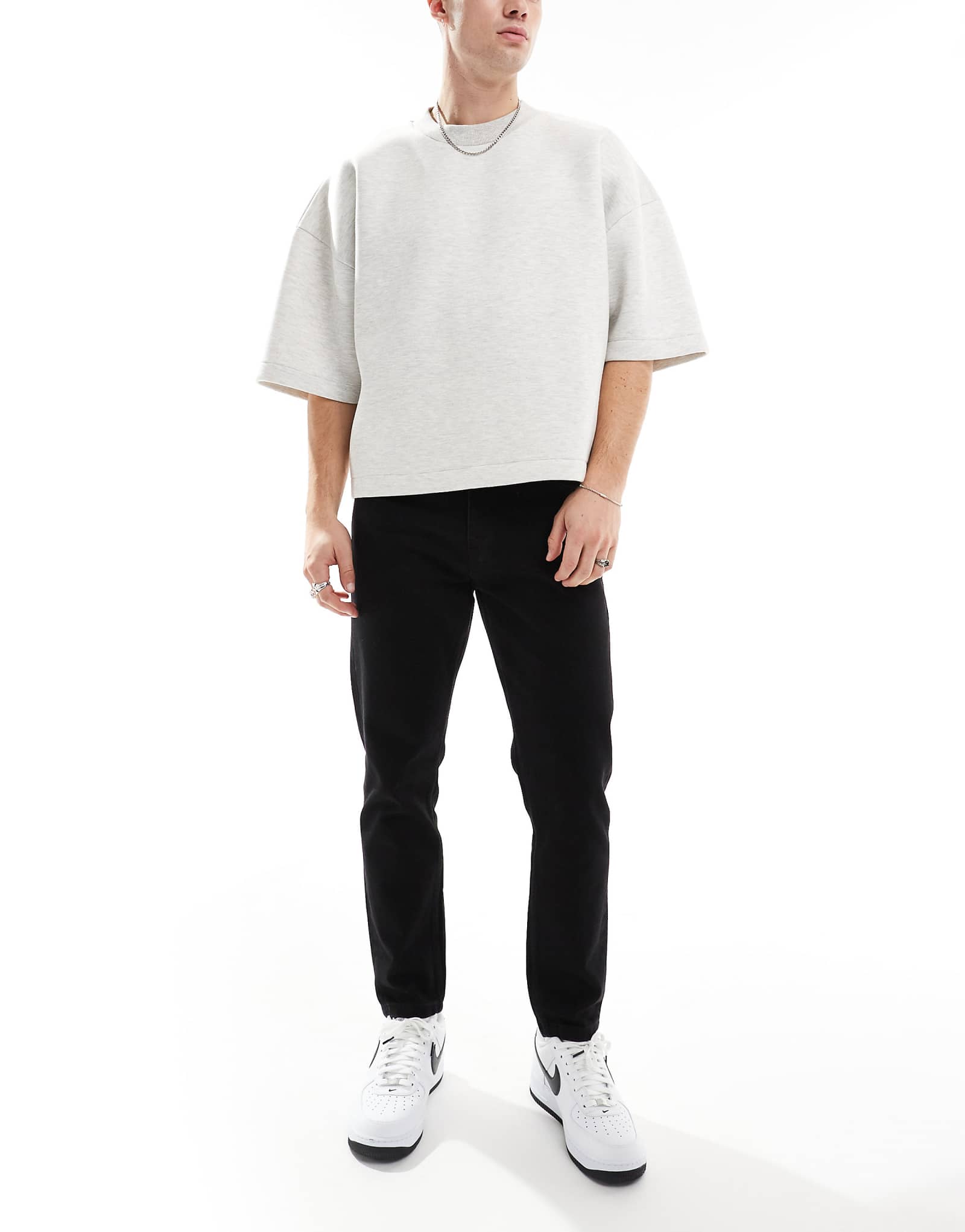 Жесткие укороченные джинсы зауженного кроя DTT черного цвета 5690₽