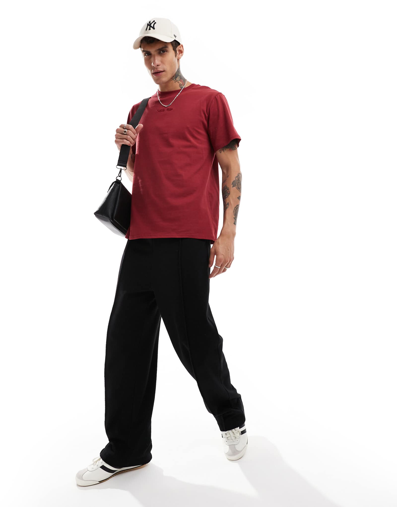 Футболка с цитатой Шестое июнь на спине бордового цвета 5190₽