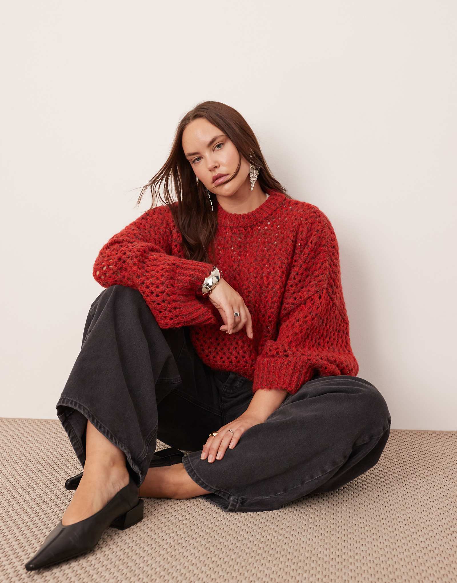 Объемный свитер свободного кроя с открытой строчкой ASOS EDITION Curve красного цвета 6890₽