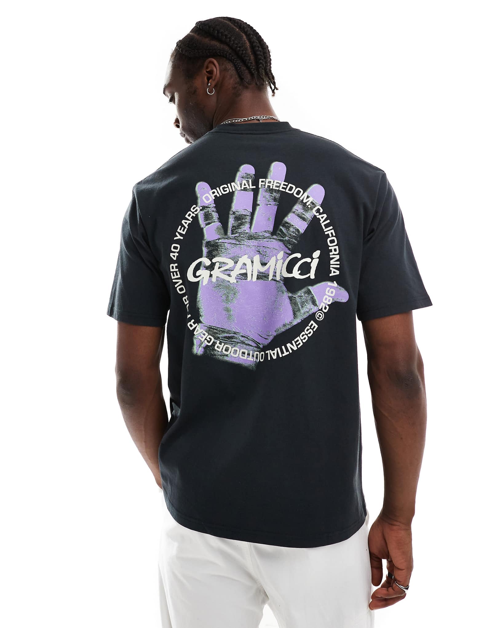 Футболка с изображением руки альпиниста Gramicci в винтажном черном цвете 10790₽