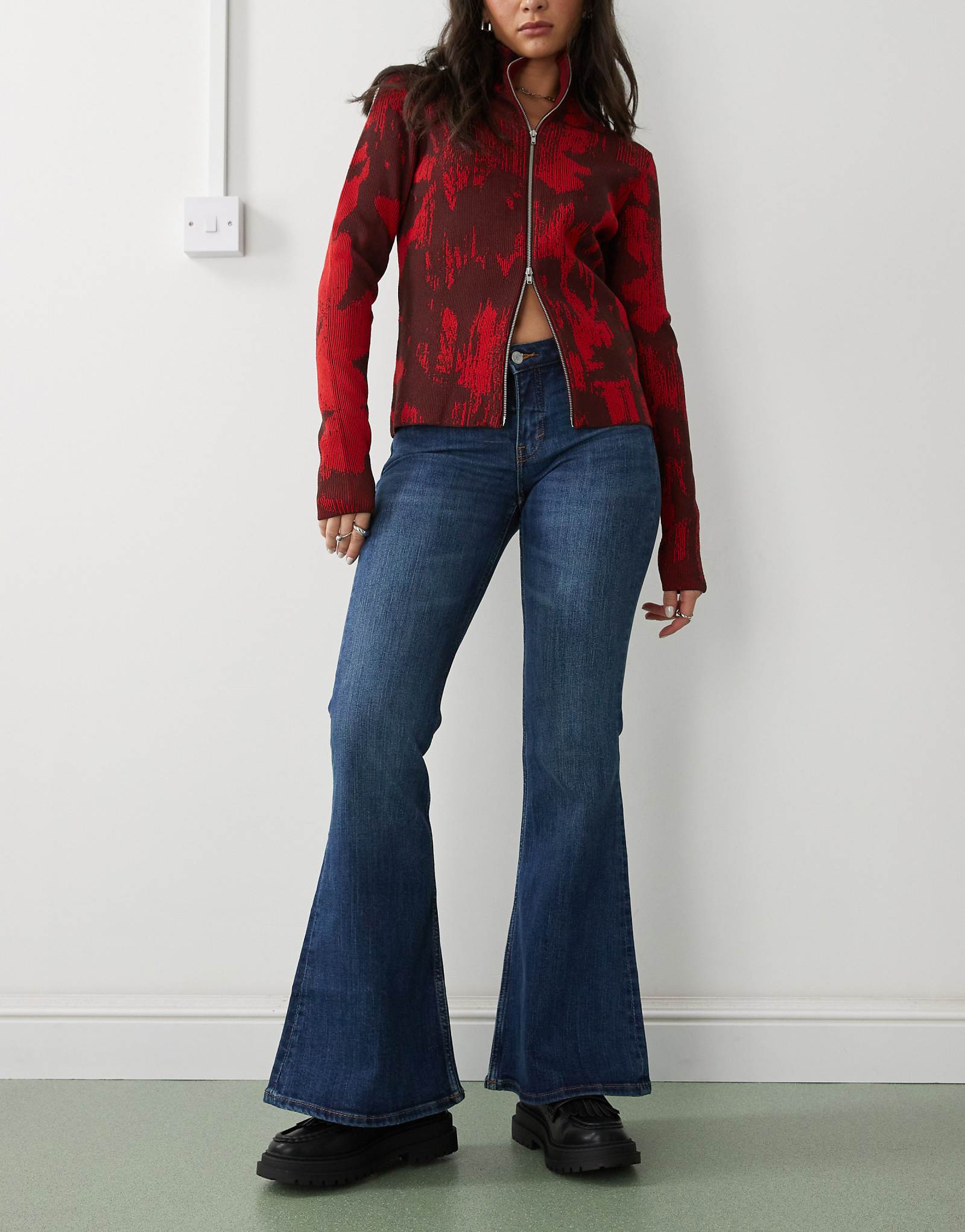 Расклешенные джинсы Monki Katsumi с заниженной талией и ботинками темно-синего цвета цвета морской волны 10690₽