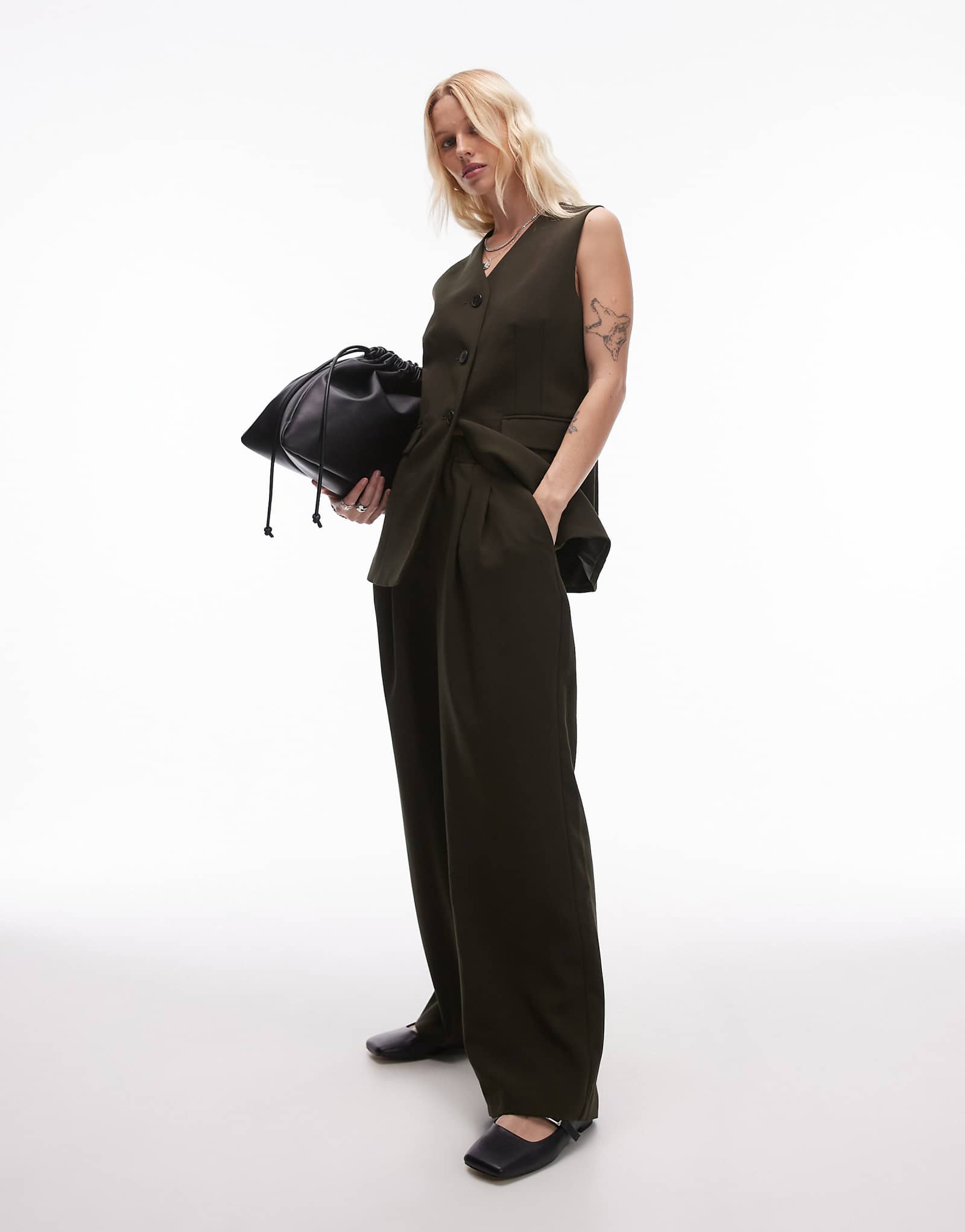 Классические брюки со складками Topshop темно-зеленого цвета 7490₽