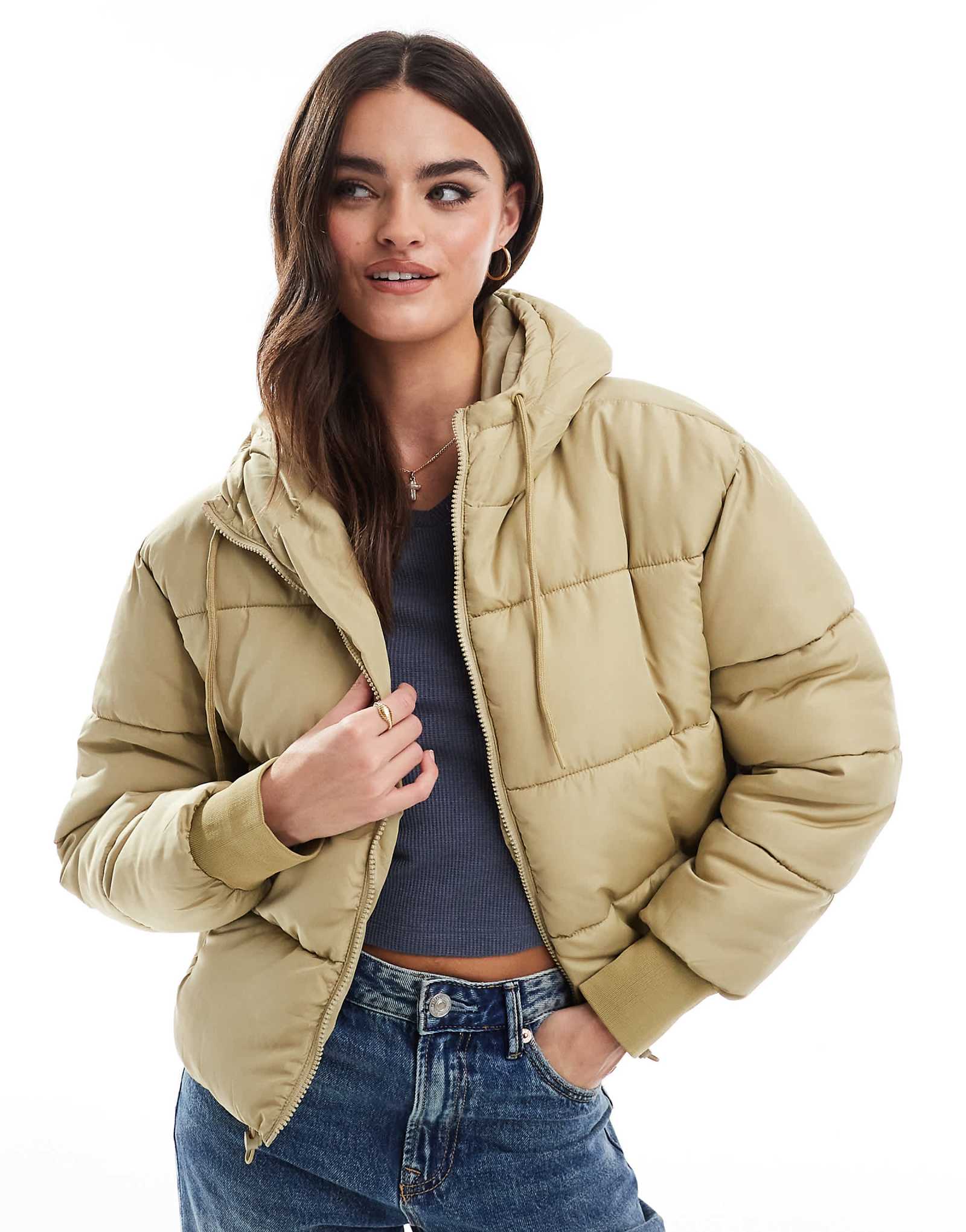 Пуховик DTT с капюшоном зеленого цвета 7590₽