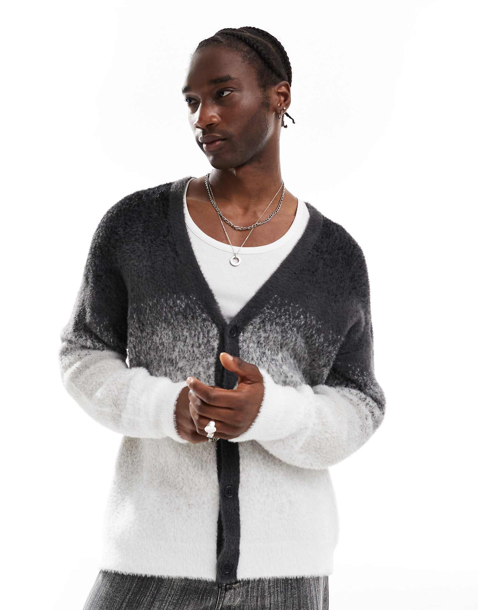 Вязаный пушистый кардиган с градиентом на пуговицах серого цвета COLLUSION 9390₽