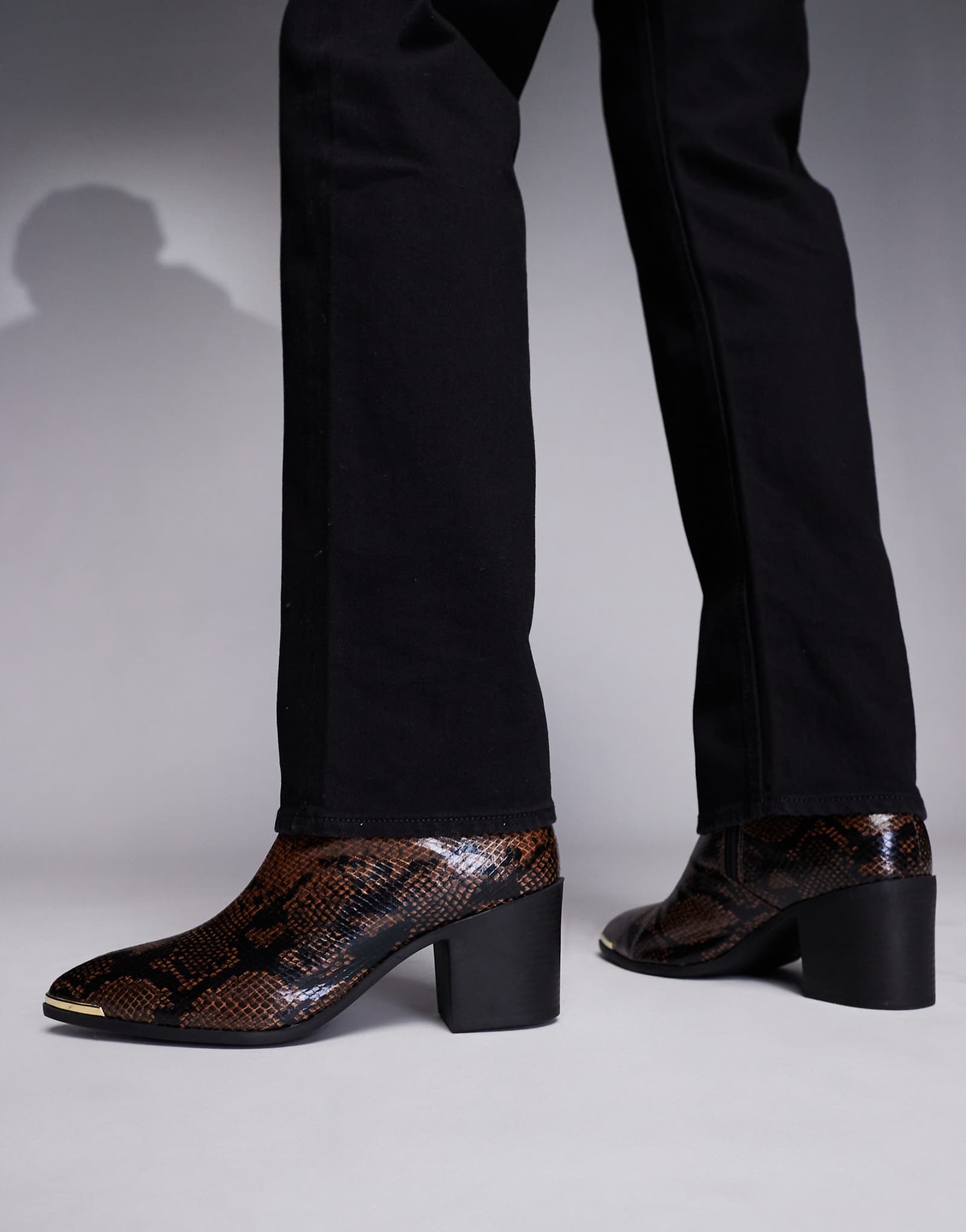 ДИЗАЙНЕРСКИЕ сапоги ASOS на каблуке из коричневой змейки с золотой отделкой 12890₽