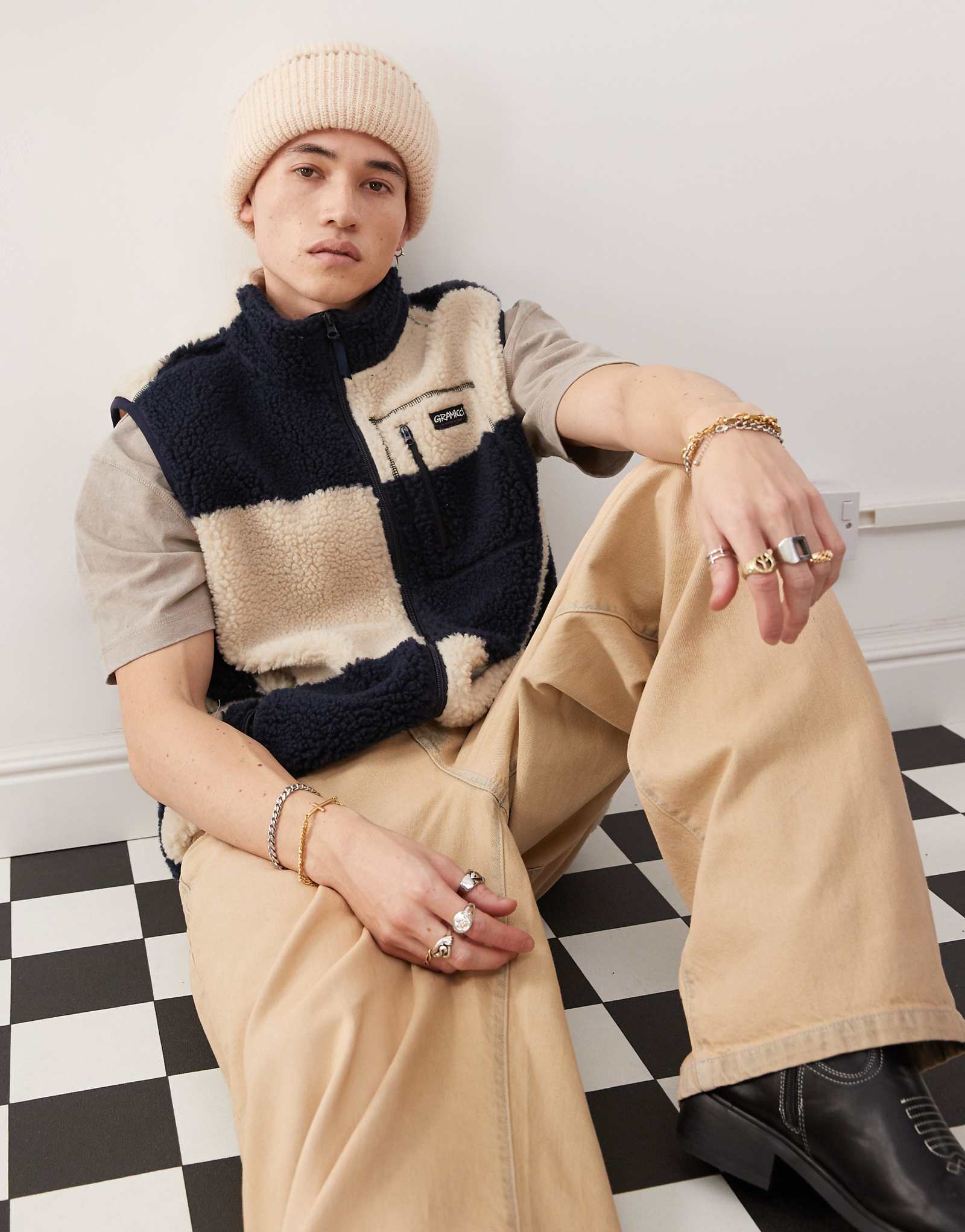 Клетчатый шерп-жилет Gramicci темно-синего цвета 34490₽