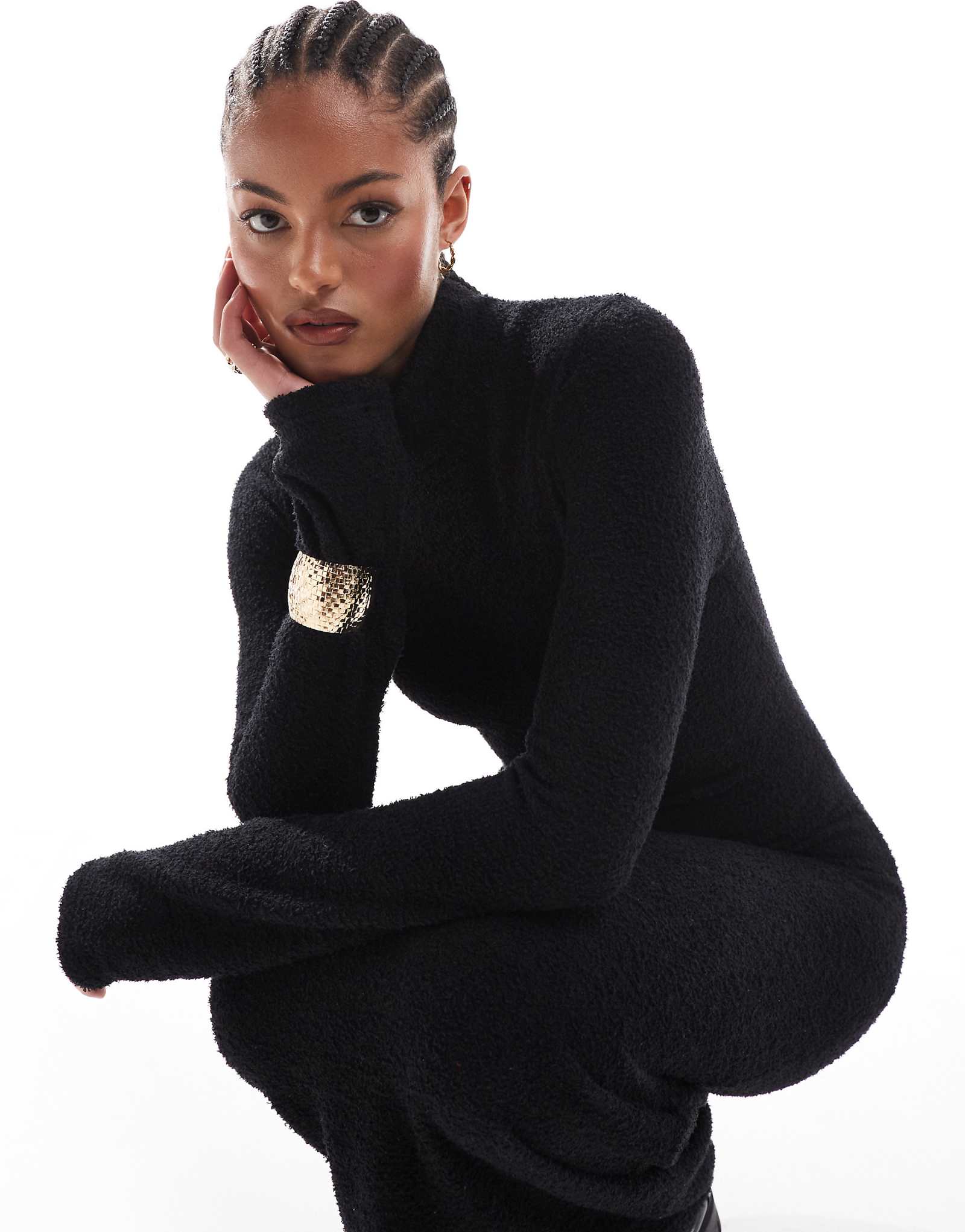 Длинное макси-платье из сверхмягкого букле с круглым вырезом от ASOS DESIGN черного цвета 7290₽