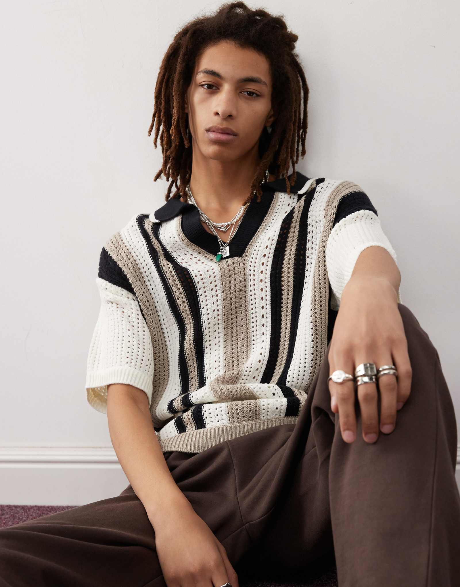 Полосатая рубашка-поло COLLUSION с v-образным вырезом кремового цвета 3890₽