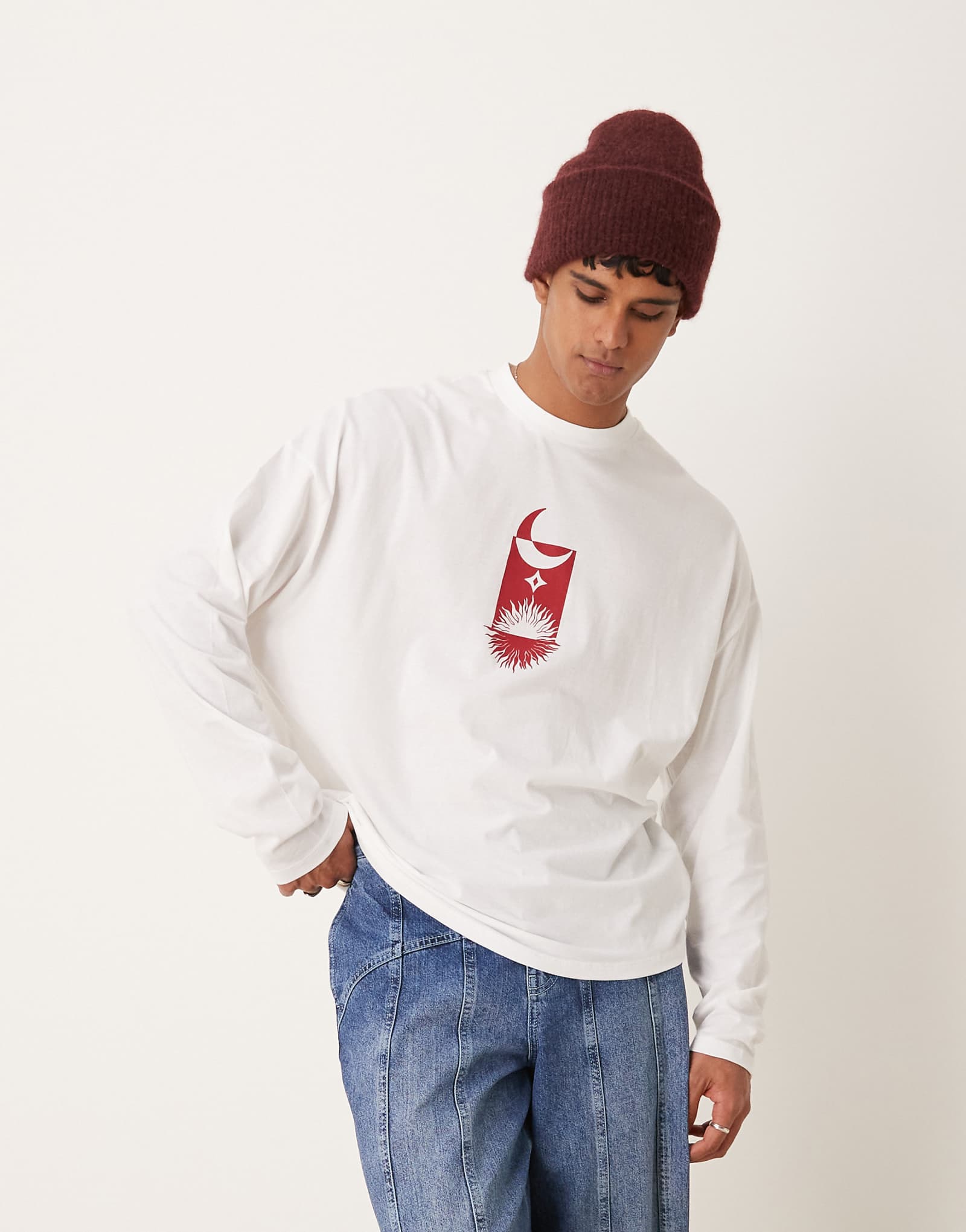 ДИЗАЙНЕРСКАЯ футболка оверсайз с длинным рукавом ASOS DESIGN и принтом celestial спереди белого цвета 4490₽