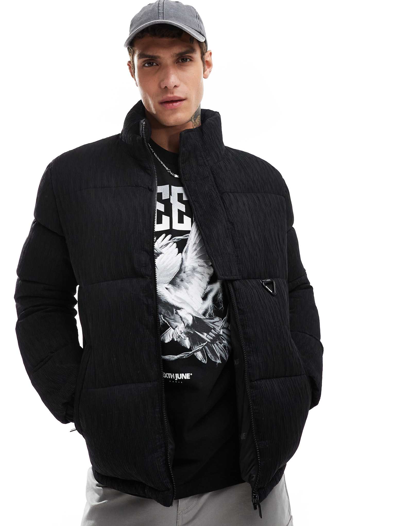 Черный пуховик с текстурированным логотипом Шестое июнь 21890₽