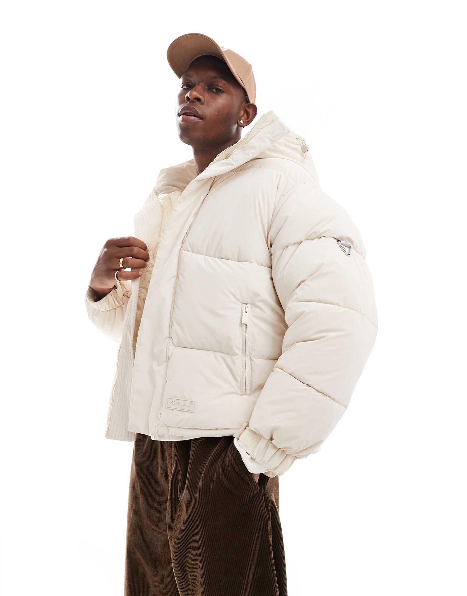 Бежевый пуховик с переливающимся логотипом Шестое июнь 24890₽