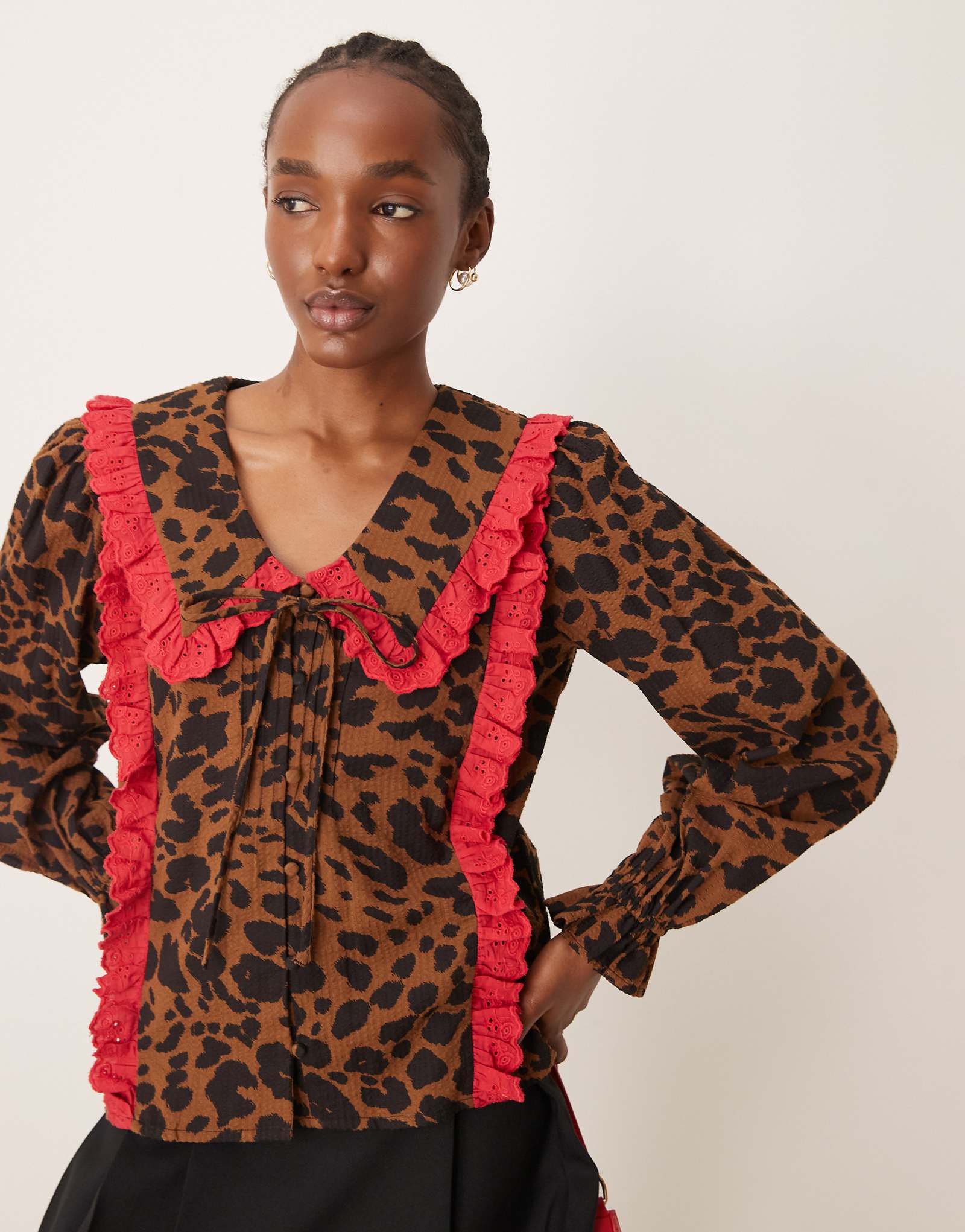 Блузка с неоново-розовым галстуком спереди и оборчатым воротником в леопардовом стиле 11290₽