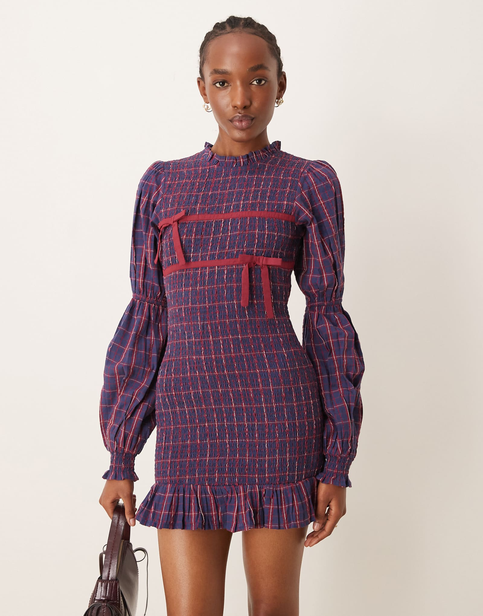 Темно-синее мини-платье с гофрированной лентой в клетку с неоново-розовым принтом 12590₽