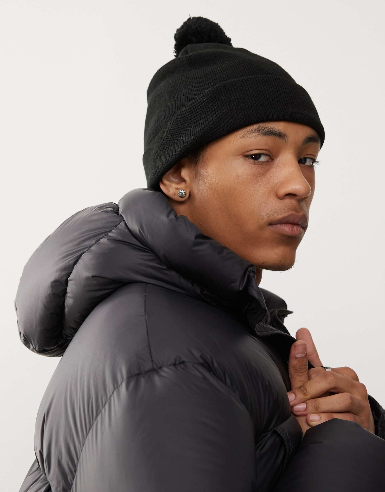 Черная шапочка с помпоном для фигуристов в будний день 2890₽