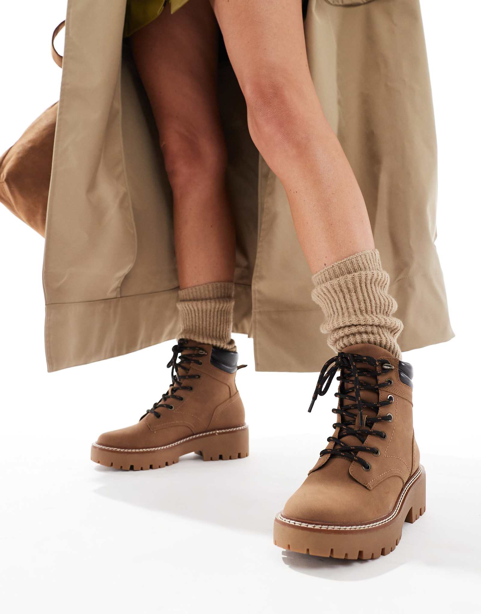 Коричневые ботинки на плоской подошве со шнуровкой Stradivarius на толстой подошве коричневого цвета 7090₽