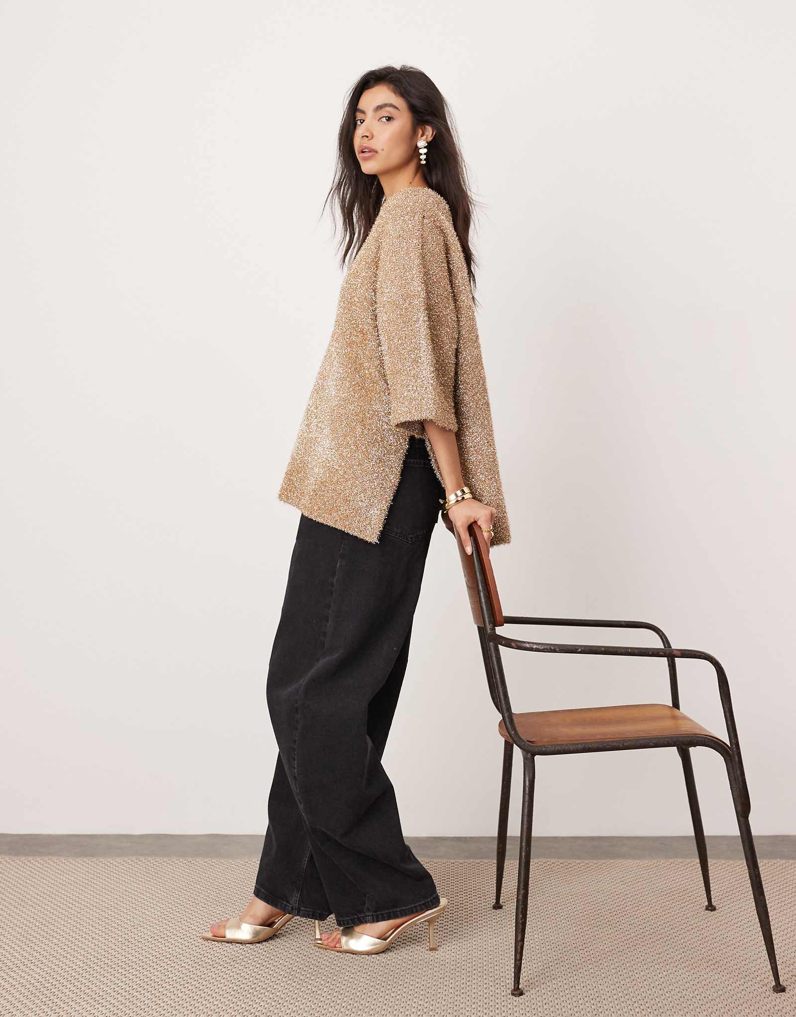 Футболка ASOS EDITION oversize из плотного трикотажа с металлическим отливом золотого цвета 18190₽