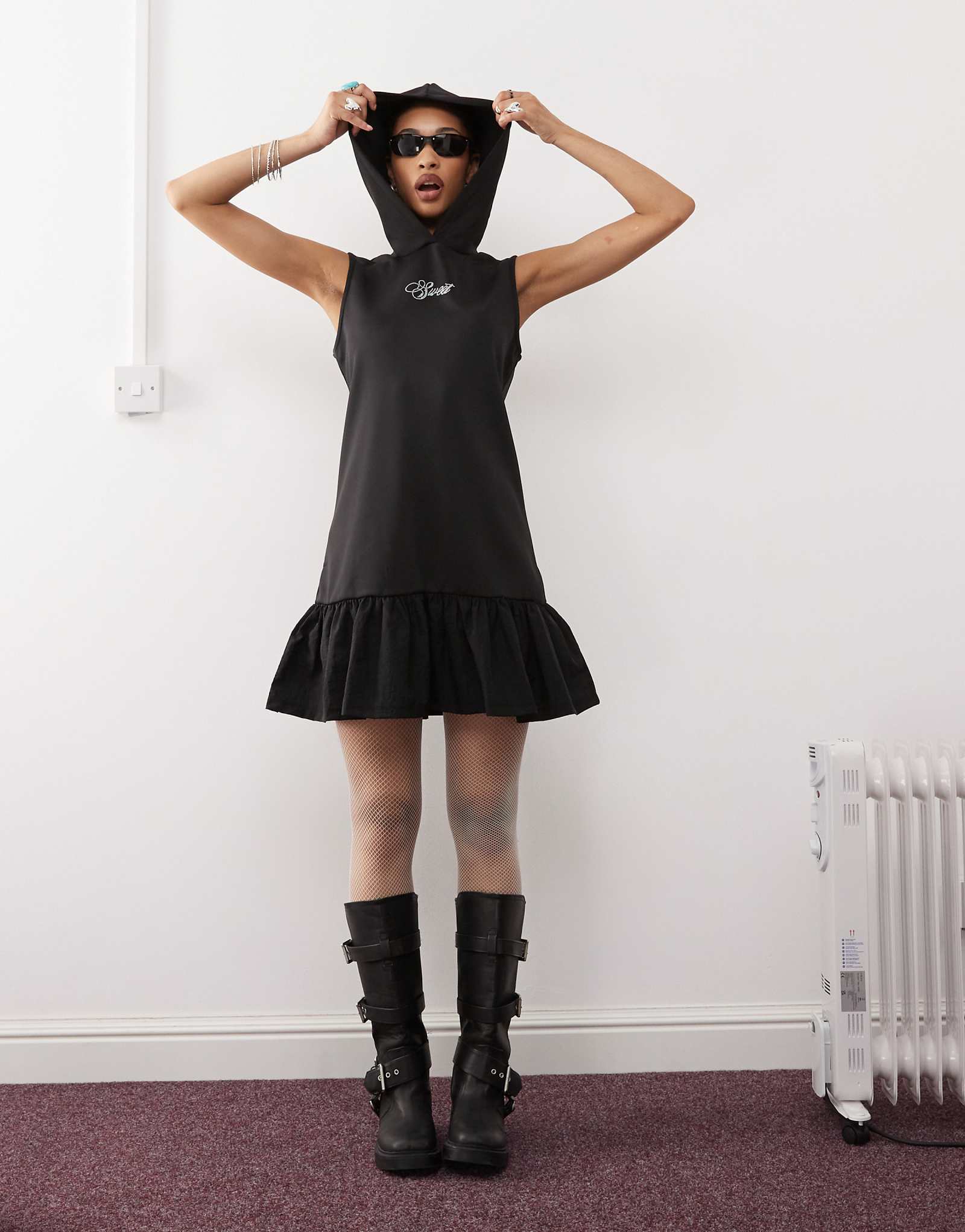 Мини-платье с капюшоном и объемной юбкой с заниженной талией COLLUSION 2490₽