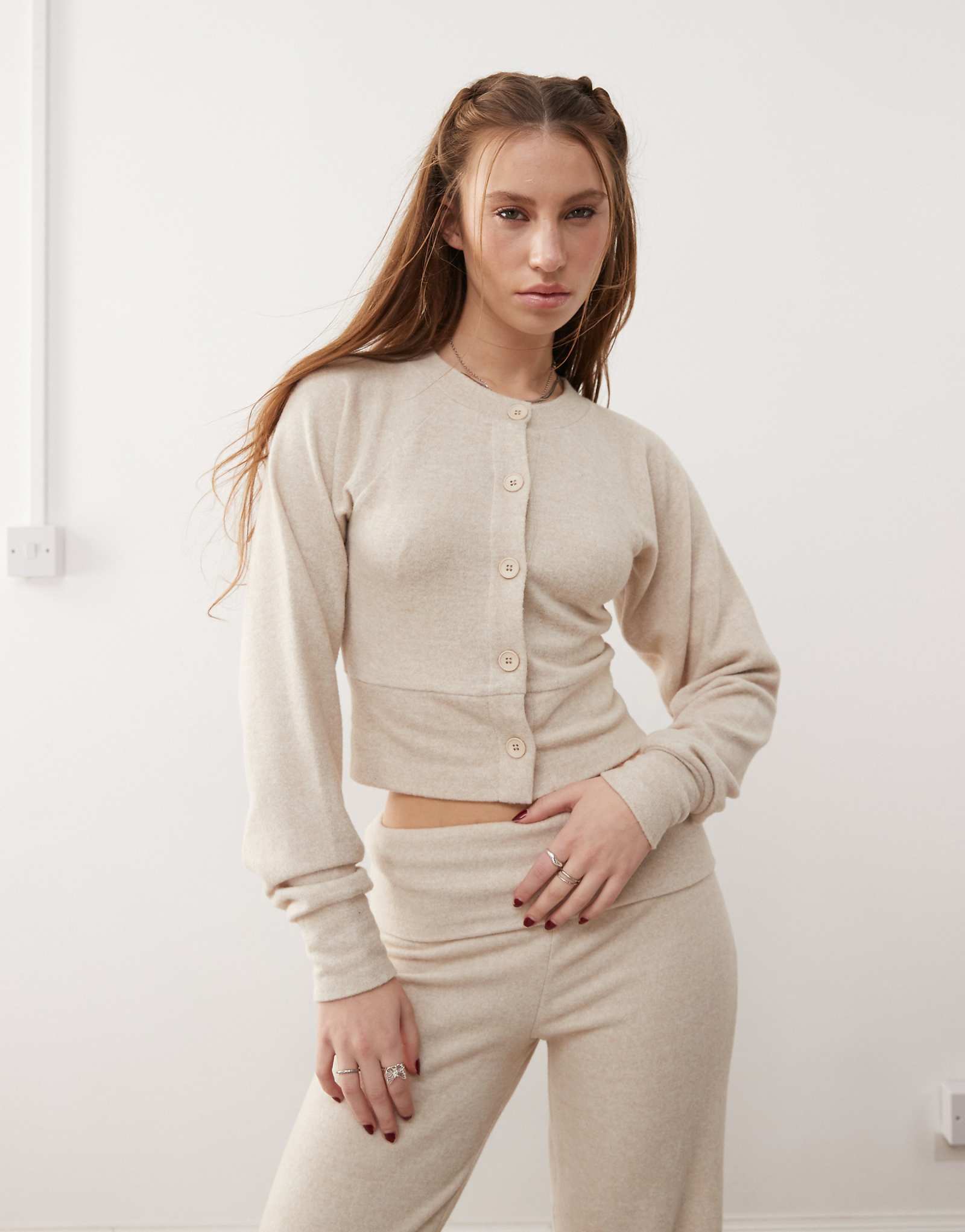 Уютный кардиган на пуговицах COLLUSION цвета овсянки - часть комплекта 4190₽