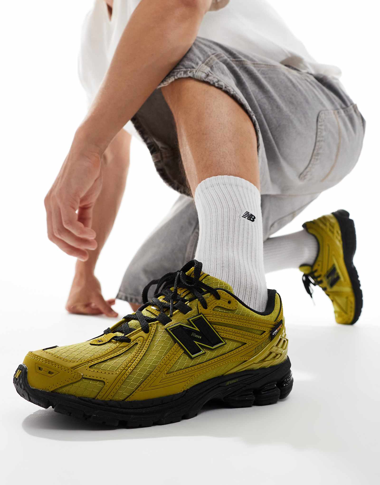 Кроссовки New Balance 1906 горчичного цвета с черными деталями 20090₽