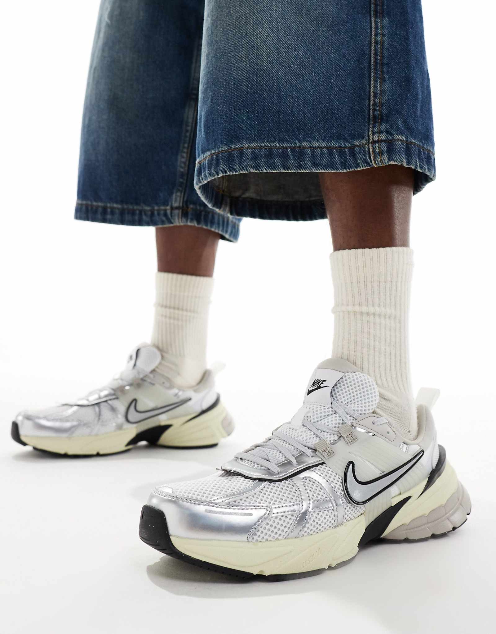 Кроссовки Nike V2K для бега белого и серебристого цветов 15890₽