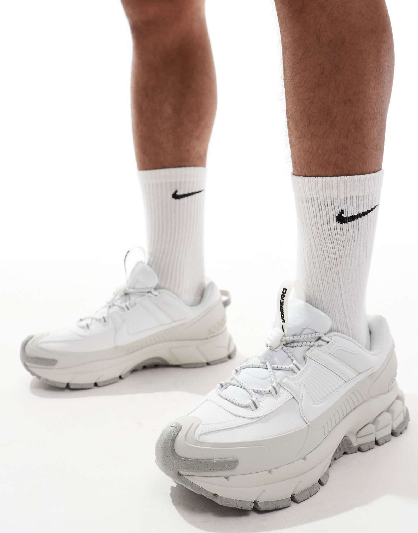 Кроссовки Nike Zoom Vomero 5 roam белого и серого цветов 29390₽