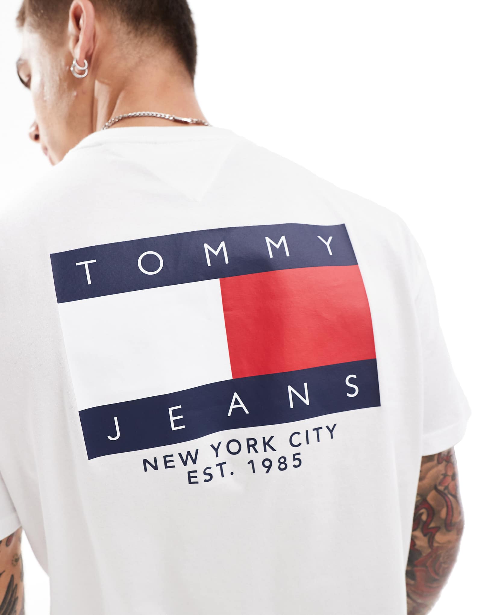 Футболка с принтом флага Tommy Jeans на спине белого цвета 7290₽