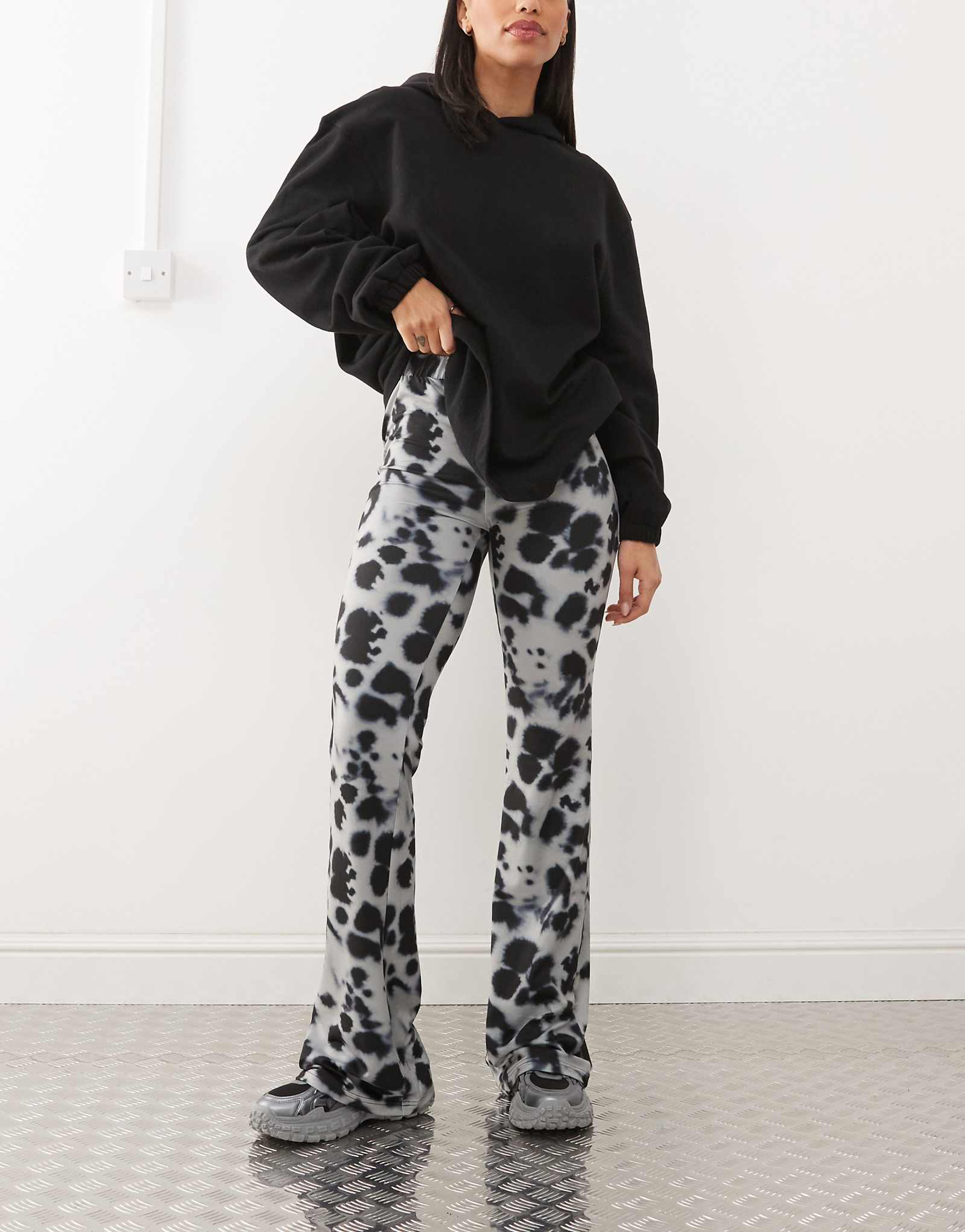 Брюки-клеш из трикотажа Noisy May серого цвета с искаженным принтом 8190₽